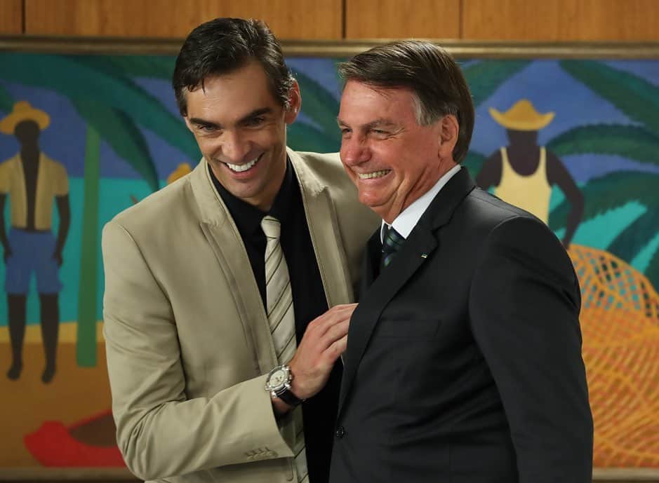 ジルマ・ルセフのインスタグラム：「O Presidente Jair Bolsonaro participou, na tarde desta sexta-feira (29), da cerimônia de lançamento dos Jogos Escolares Brasileiros (JEBS) 2021. O evento aconteceu no Palácio do Planalto e reuniu atletas e convidados.  Fotos: Marcos Corrêa/PR」