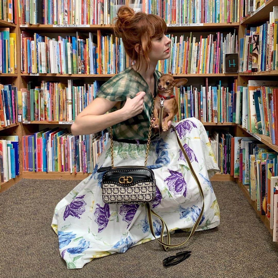 ジェーン・アルドリッジのインスタグラム：「Throwback pre-rona to taking my handsome chihuahua Jimmy to our favorite place @halfpricebooks 🥺 miss spending hours there all the time!」