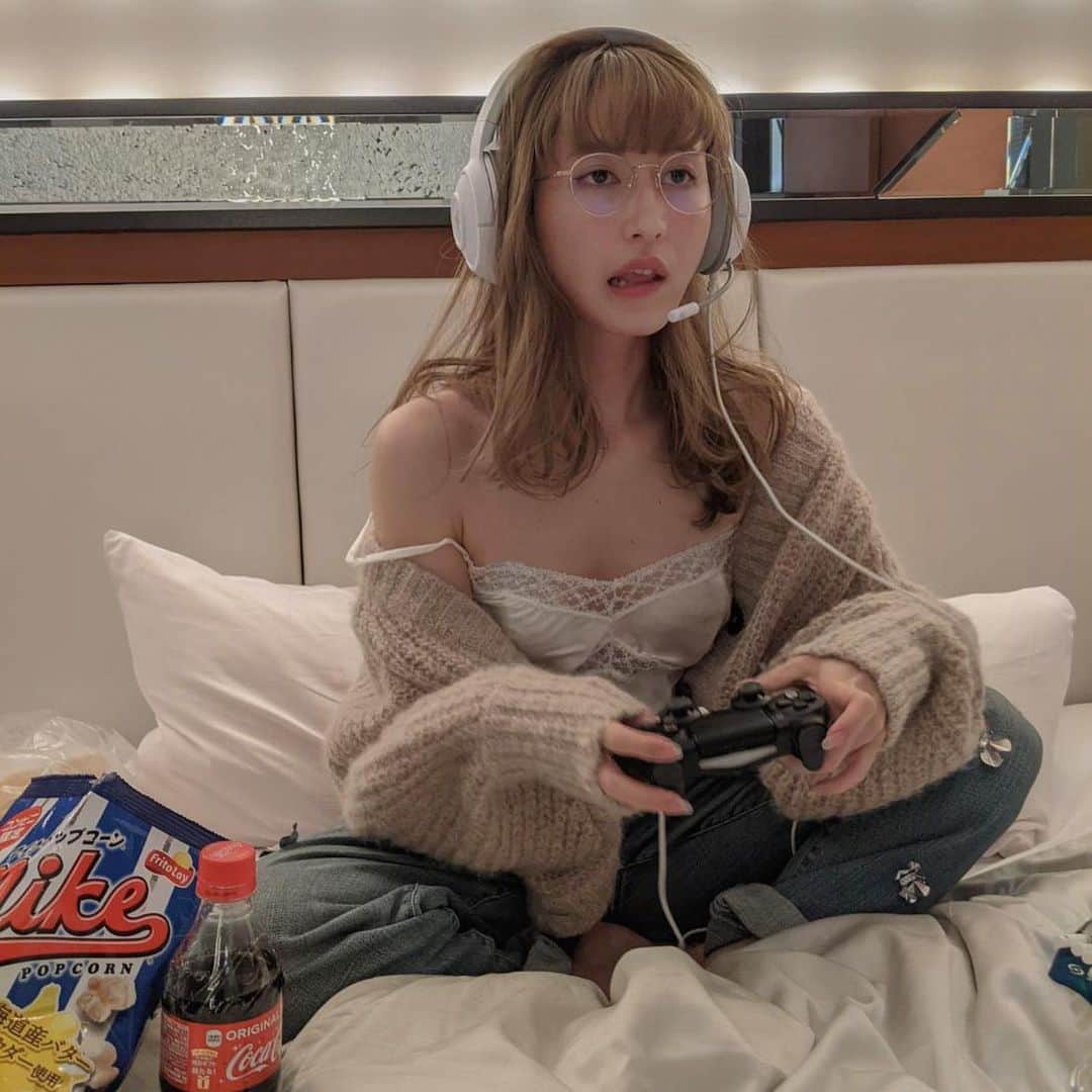 Tomomi Teradaのインスタグラム：「me playing #APEX during quarantine 🎮」