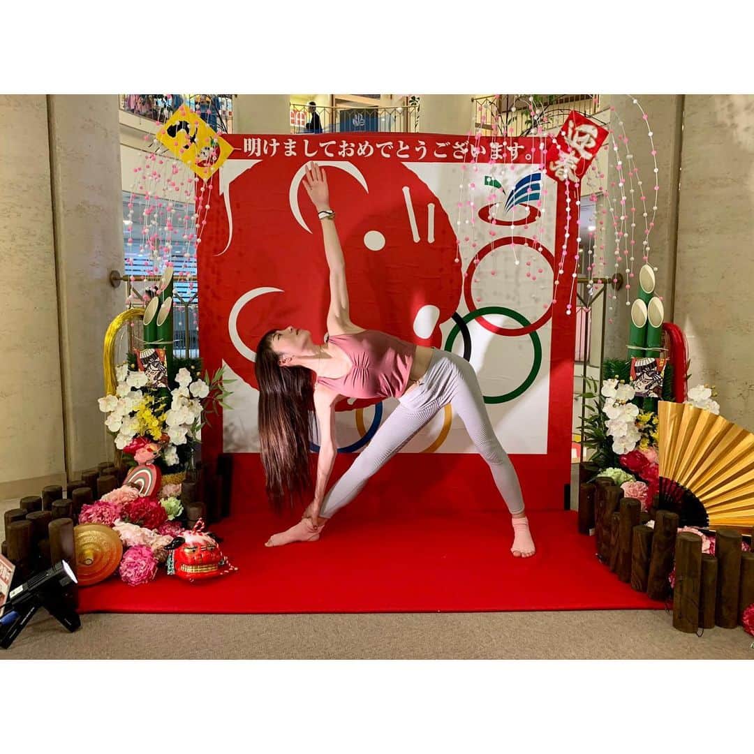 赤嶺紗羅のインスタグラム：「2021年🎍早くも1月の末に… 新年から沢山のレッスン🧘‍♀️ご参加 ありがとうございます〜🙌💓 　 感染症の流行により休講の期間もありましたが 現在は人数制限や時間短縮、アルコール消毒など 予防対策を行いながらレッスンを再開しています✨ 　 ✅2月から朝ヨガ☀️レッスン🧘‍♀️の 開講曜日が変更となっております🙏 　 毎週金曜日⇨毎週『月曜日』☀️ 新年からの新しい習慣に…💓 朝ヨガで気持ちの良い1日を始めましょう✨ 　 @studio_classone  【女性専用スタジオ】予約制のためお問い合わせお願い致します🤲 　 　 @spaworld_jp ♨️では 土日祝限定㊗️ワンコインヨガ🧘‍♂️が開講中✨✨ 　 30分間のレッスンが1日2回🌟 開講時間は全クラス共通になります💁‍♀️ ❶14:00〜14:30 ❷15:00〜15:30 　 ※事前予約不可、先着順となります🙏 ※人数制限を行なっているため参加出来ない場合あり。 　 汗をかいて💦リフレッシュ😋 気持ちの良い30分間を過ごしましょう❣️ 男女問わず手ぶらで気軽にヨガ体験ができます🙋‍♀️ 　 　 　  #diet #fitnessgirl #japanesegirl #asiangirl #yoga #japanese #fitnesswear #足痩せ #美脚 #美容好きな人と繋がりたい #ヨガ大阪 #日本人 #腹筋女子 #ヨガ #スポーツウェア #ヨガインストラクター #痩せる #ボディメイク #全米ヨガアライアンス #ヨガ男子 #筋トレ #岩盤浴 #美意識 #ダイエット #ストレッチ  #ビフォーアフター #岩盤ヨガ」
