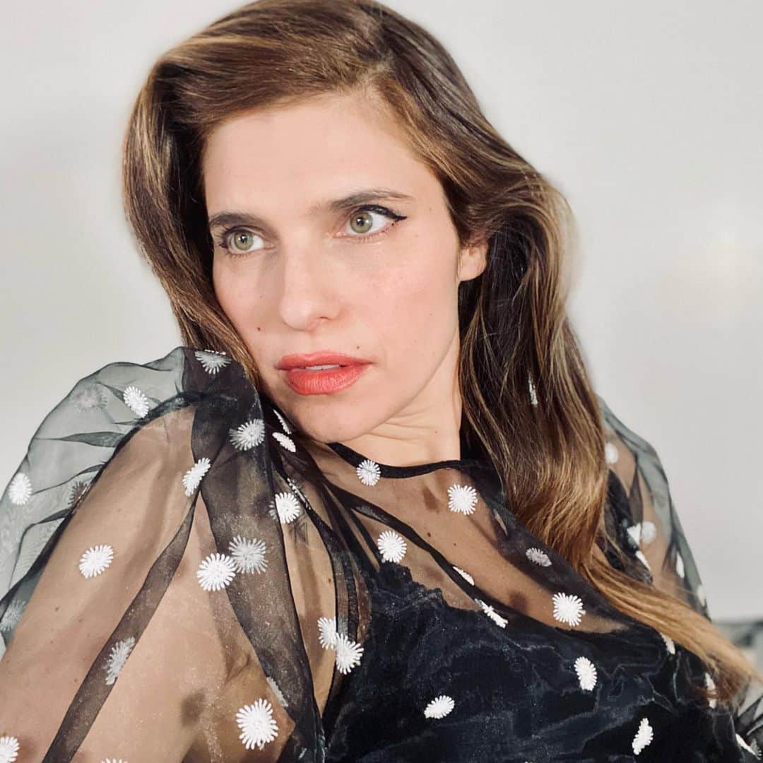 レイク・ベルのインスタグラム：「#Cryptozoo @sundanceorg premiere TODAY. Live Q&A in 30 mins.  Glam team: Lake Bell from Lake Bells office.」