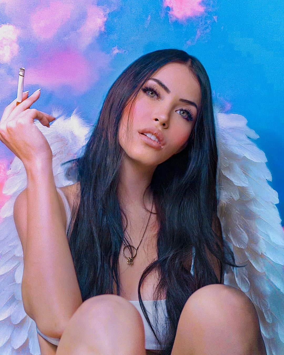 Claudia Alendeのインスタグラム：「Don’t let them clip your wings.  (it’s a prop)」