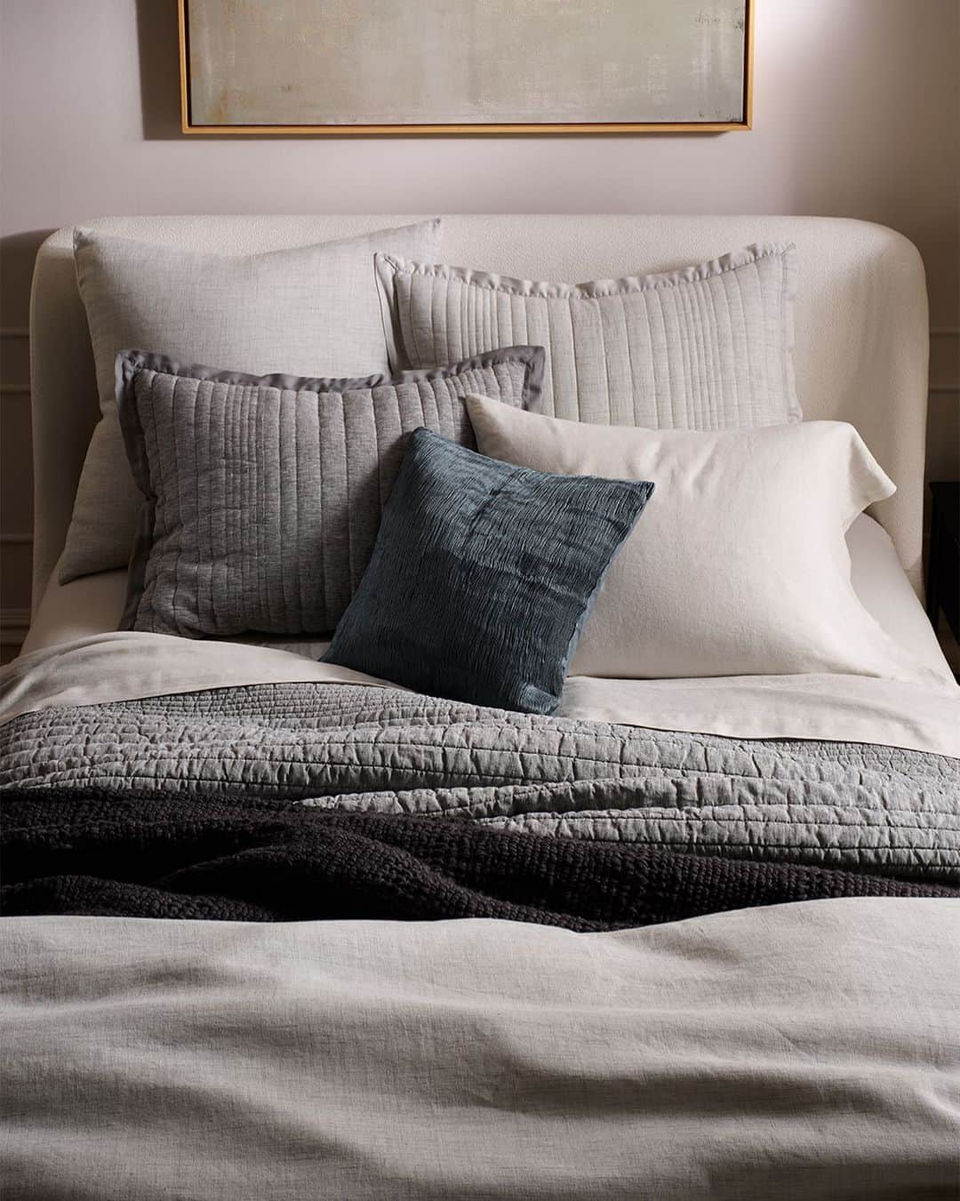 west elmさんのインスタグラム写真 - (west elmInstagram)「Nothing like a soft landing after a long day/week/month ✨🌙💤 Link in bio to get this moody layered bedding look, featuring our customer-favorite (and @fairtradecertified!) European Linen Bedding. #FairTradeFriday #YourBestSleep」1月30日 6時03分 - westelm