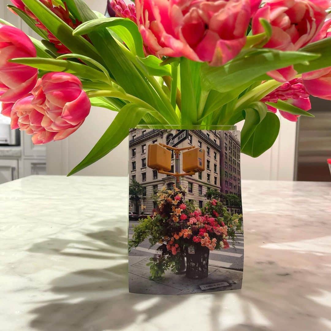デブラ・メッシングさんのインスタグラム写真 - (デブラ・メッシングInstagram)「AWWWWWWWWW!!!! What a BEAUTIFUL Surprise!!   A BOX of fresh flowers from Holland ! So AMAZING! Instructions how to give them a nice long drink and then @lewismillerdesign -the Artist behind huge floral installations around NYC!- sent a video that taught me how to clean the flowers and how to design them! A super fun DIY! THANK YOU @csiriano whose runway show, last year, in his backyard, was the inspiration for the all the bright, happy colors. What an uplifting and welcomed surprise.   🌸🥀🌼🌸🌼🌺🌸🌺🌼🌸🌺🌼  #flowers #springflowers #christiansiriano #lewismillerdesign🌺 #holland #flowerarranging」1月30日 6時01分 - therealdebramessing