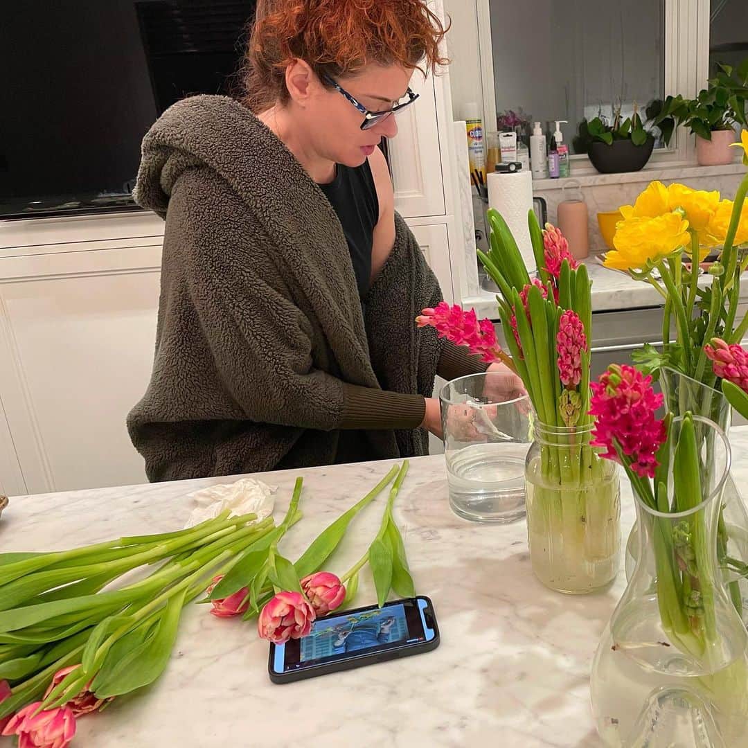 デブラ・メッシングさんのインスタグラム写真 - (デブラ・メッシングInstagram)「AWWWWWWWWW!!!! What a BEAUTIFUL Surprise!!   A BOX of fresh flowers from Holland ! So AMAZING! Instructions how to give them a nice long drink and then @lewismillerdesign -the Artist behind huge floral installations around NYC!- sent a video that taught me how to clean the flowers and how to design them! A super fun DIY! THANK YOU @csiriano whose runway show, last year, in his backyard, was the inspiration for the all the bright, happy colors. What an uplifting and welcomed surprise.   🌸🥀🌼🌸🌼🌺🌸🌺🌼🌸🌺🌼  #flowers #springflowers #christiansiriano #lewismillerdesign🌺 #holland #flowerarranging」1月30日 6時01分 - therealdebramessing
