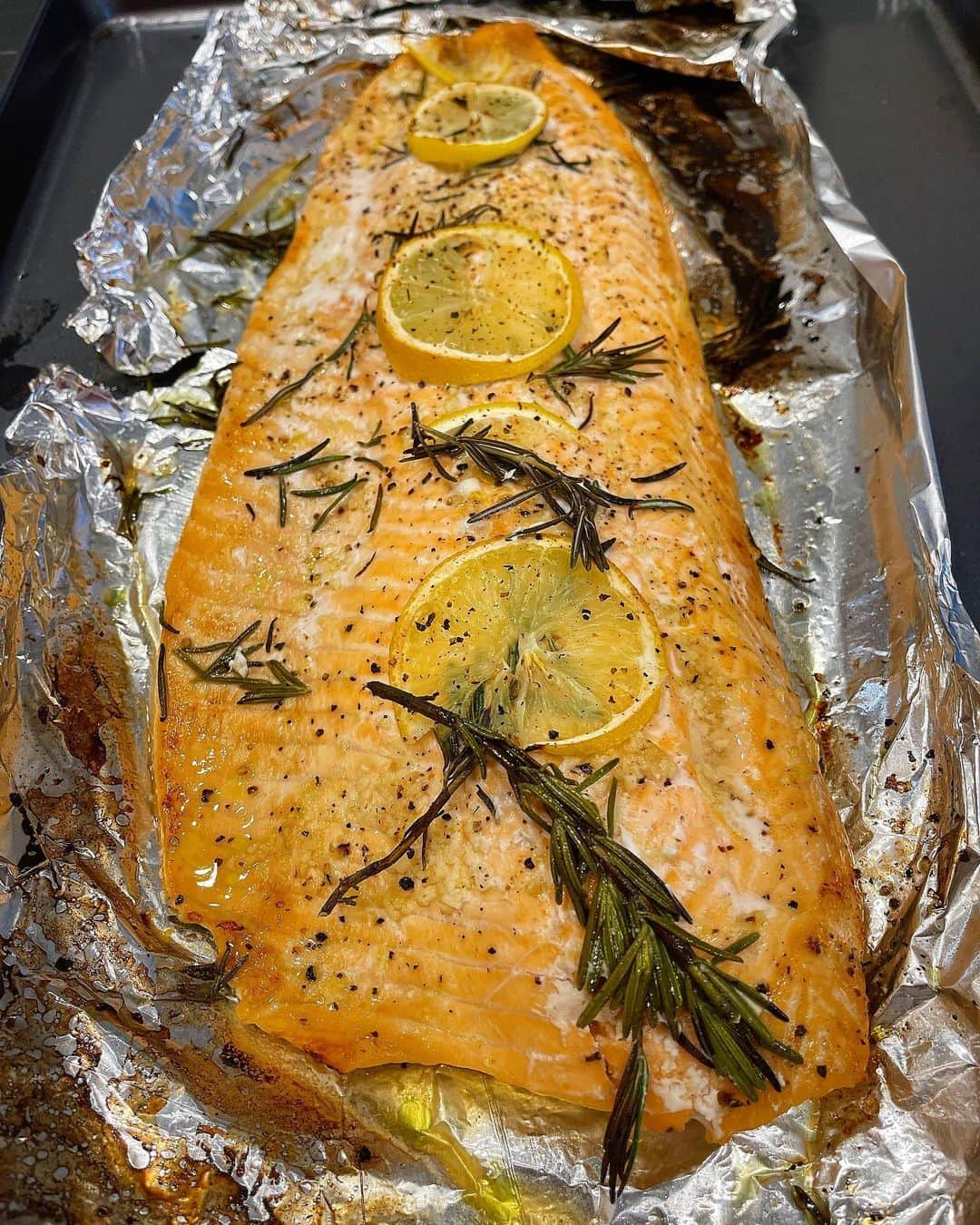 Sascha Barbozaのインスタグラム：「Salmón con limón y romero! Quedó demasiado rico! Y lo mejor de todo es que además de saludable es súper fácil de hacer! Te vas a lucir, y con el mínimo esfuerzo😋🤪.   INGREDIENTES. 1 salmón completo aproximadamente 2 Lb. Dos limones amarillos. Ramitas de romero. Sal marina. Pimienta. Aceite de oliva.  3 dientes de ajo machacados o picaditos. Papel aluminio. . Pre calienta el horno a 375 Fahrenheit. Pica un pedazo de papel aluminio lo suficientemente grande como para poner el salmón y luego taparlo, ponle en la base un poquito de aceite de oliva, unas rodajas de limón, ramitas de Romero, condimentar el salmón si no tiene piel por debajo con un poquito de sal, ponlo sobre esa base, arriba ponle el ajo, un poquito de aceite de oliva, sal, pimienta y ramitas de Romero, tapa bien el salmón que no quede ningún orificio. Mételo al horno por 15 minutos aproximadamente, retira del horno, prende el broil para que dore por arriba y vuelve a meterlo como tres o cuatro minutos, Cada horno es distinto, es importante que no te olvides del pescado, el salmón se seca muy rápido, sácalo cuando todavía sientas que le faltan unos dos minutos porque el calor no termina de cocinar.」