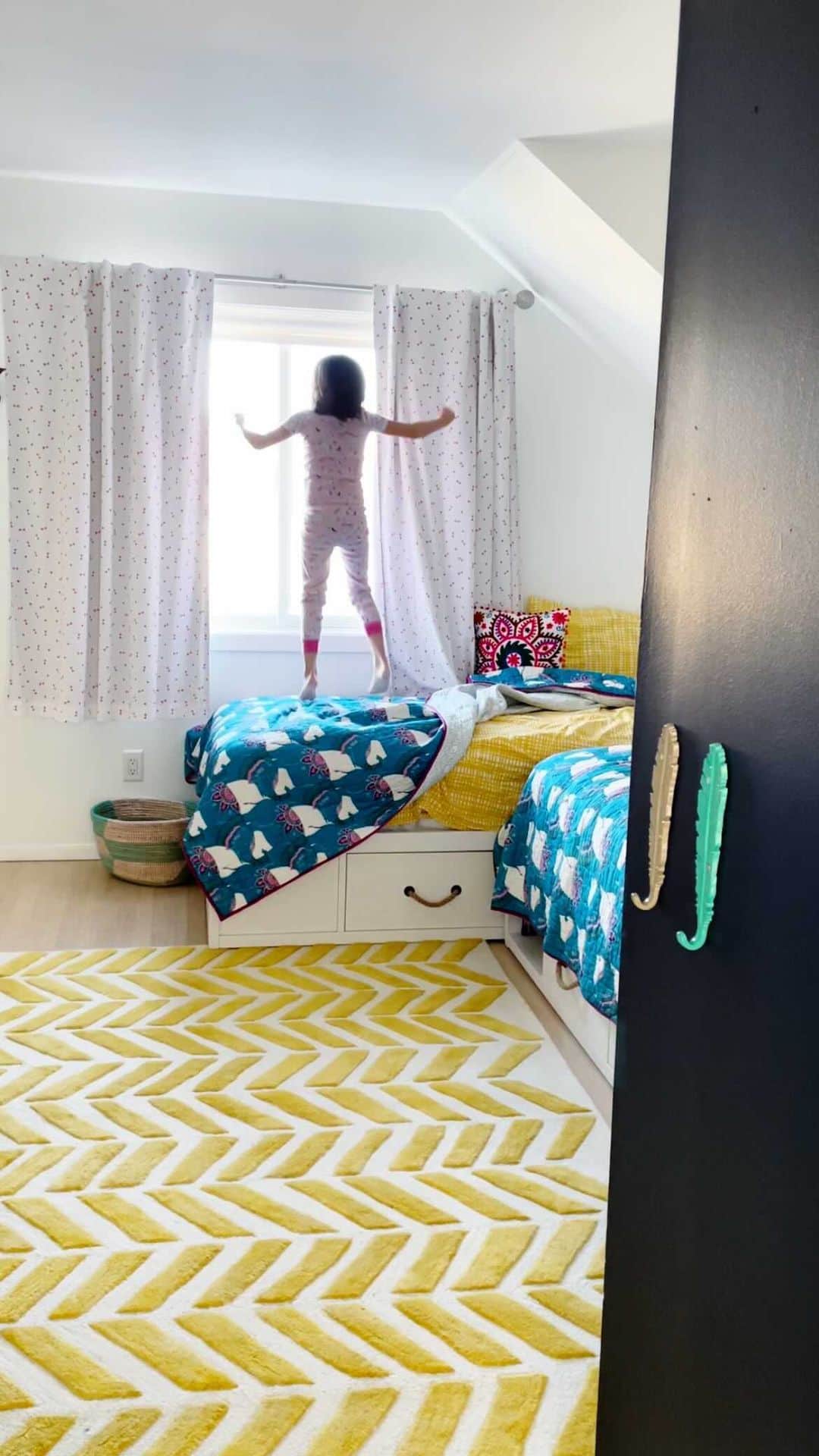 のインスタグラム：「#ad Playing in the snow is fun, but my kids’ favorite part of a snow day is definitely getting cozy on the couch after a day outside. With so many kids attending school from home right now, @campbells is on a mission to #SaveTheSnowDay. They believe snow days are meant for mittens, sleds and warm bowls of soup. Not virtual math class! Go to the link in my bio to sign the pledge and download a fun Snow Day coloring page! #Campbells」