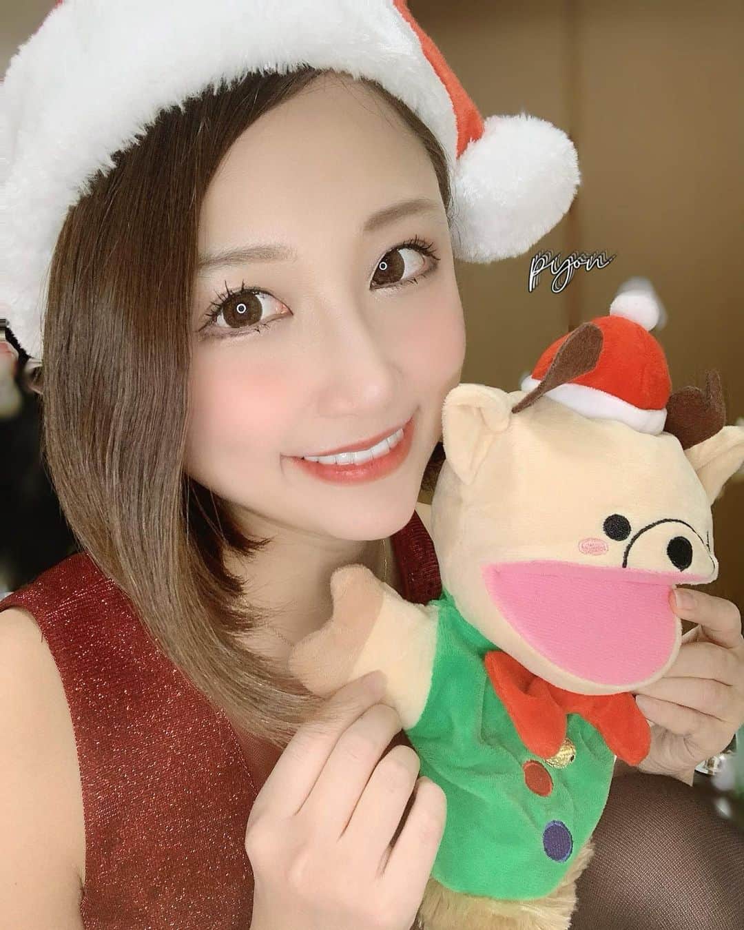 ぴょん♡のインスタグラム：「サンタコス🧑‍🎄🎄🧸✨❤️ 　 　 　 　 　 　 　 #コスプレ #likeforlikes」