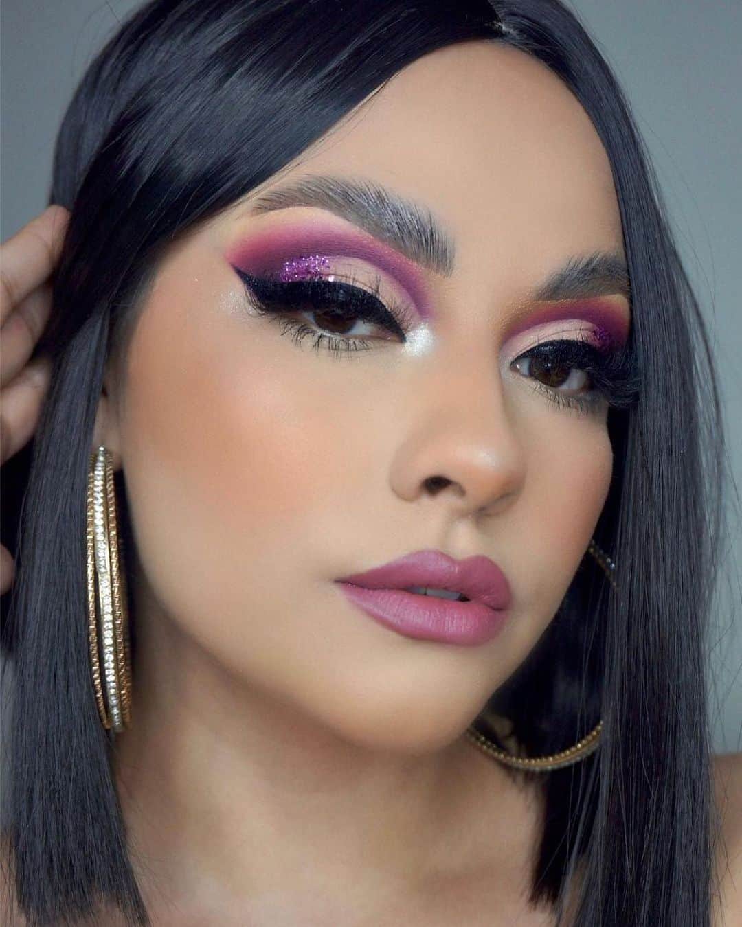 LiveGlamのインスタグラム：「Friday’s make our hearts “Flutter” 🦋💄 @ojitosliin2 created this romantic glam using one of our fav bullet lipsticks 😍 tap to shop this shade! #LiveGlamFam」