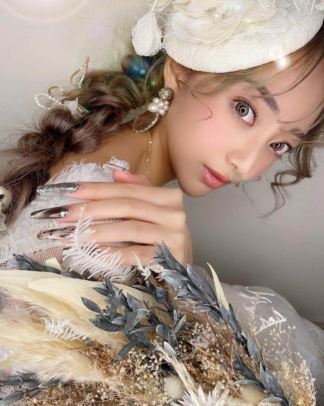 堀井大輔のインスタグラム：「・ ・ お初のえりかちゃん ・ いろいろギャップがあり、素敵すぎた笑 ・ 2月は名古屋で撮影🙌 ・ 次回もよろしくお願いします✨ ・ ・ 𝑚𝑜𝑑𝑒𝑙 @erk_hsmt28  ℎ𝑎𝑖𝑟/𝑝ℎ𝑜𝑡𝑜 @daisuke_5511  ℎ𝑎𝑖𝑟 𝑎𝑐𝑐𝑒𝑠𝑠𝑜𝑟𝑦 @laralaura73  𝑒𝑎𝑟𝑟𝑖𝑛𝑔 @you_and_me_aroma  𝑏𝑜𝑢𝑞𝑢𝑒𝑡 @jewel_flower_antique  ・ ・ #クラウンヘアー#天白区#名古屋 #名古屋美容師 #美容師 #ヘアセット#セット#ヘアアレンジ #プレ花嫁 #作品撮り #ウェディングドレス #ホリーマジック #ホリージョ撮影 #ホリージョ #2021秋婚 #2021春婚 #2021夏婚 #全国のプレ花嫁さんと繋がりたい #ウェディングニュース #コテ巻き #巻き髪 #ゼクシィ2021 #アップスタイル #まとめ髪 #おだんご #編みおろし #Dressy花嫁 #プラコレ ￼ 	◦」