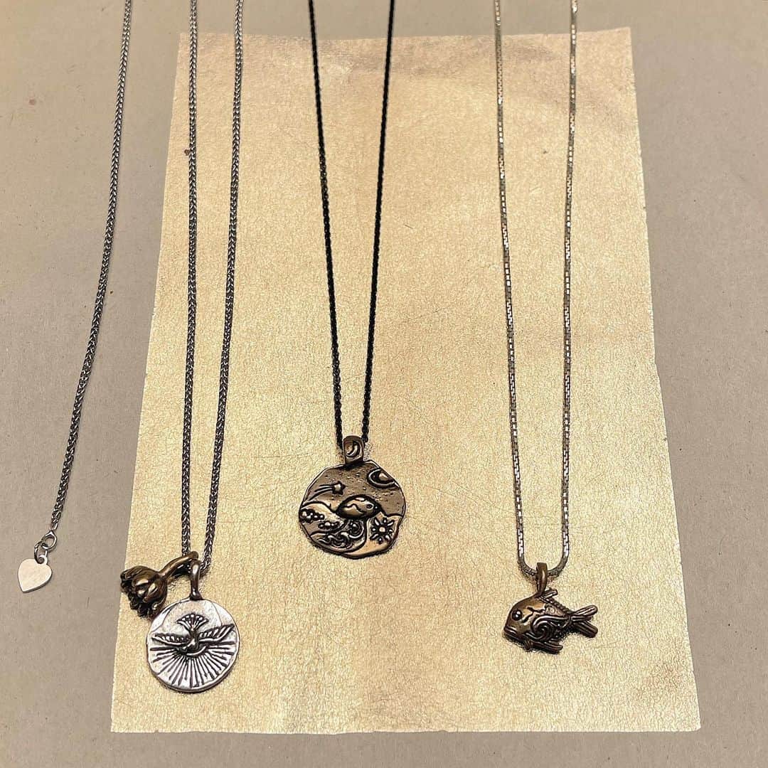 キャサリン ミッシェルさんのインスタグラム写真 - (キャサリン ミッシェルInstagram)「Your charms on a chain ? Oui oui ! Adjustable length ( left) , black rhodium (center) or bright silver ( right). From 16 to 45” long. Ask us what’s available: info@catherinemichiels.com 🌸 #jewelryasmedecinecm #silver #luckycharms #love #artisan #madewithaloha #amulets #precious」1月30日 6時31分 - catherinemichiels