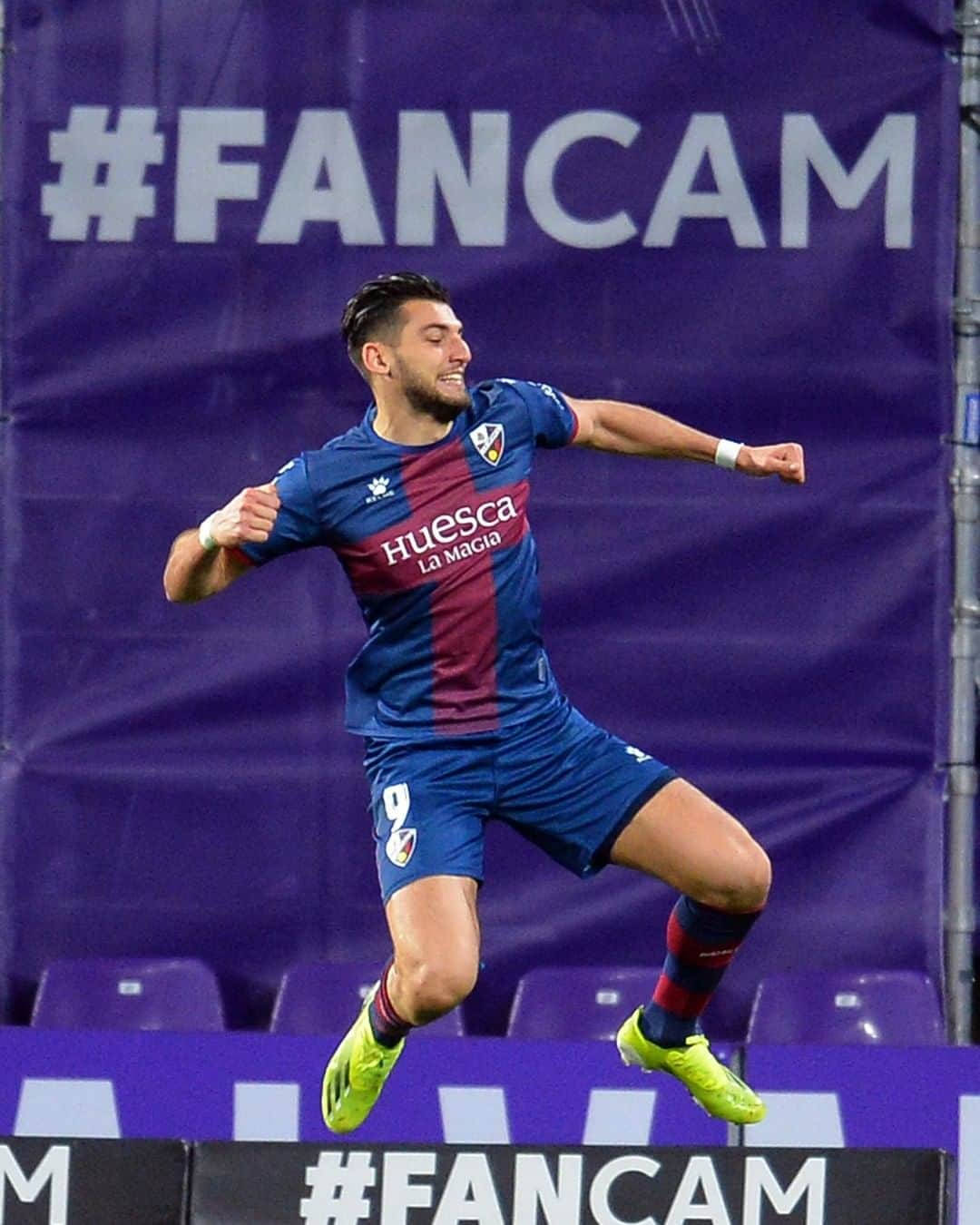 LFPさんのインスタグラム写真 - (LFPInstagram)「𝐇𝐀𝐓-𝐓𝐑𝐈𝐂𝐊 𝐌𝐀𝐍, @rafamir33! 🚀🚀🚀  ✅ Primer hat-trick de un jugador de la @sdhuesca en #LaLigaSantander.   ¡𝐇𝐈𝐒𝐓𝐎́𝐑𝐈𝐂𝐎 𝐇𝐀𝐓-𝐓𝐑𝐈𝐂𝐊, 𝐑𝐀𝐅𝐀 𝐌𝐈𝐑! 🚀🚀🚀  #LaLigaFanCam #RafaMir #Huesca #RealValladolidHuesca #LaLiga #YouHaveToLiveIt #HayQueVivirla」1月30日 6時31分 - laliga