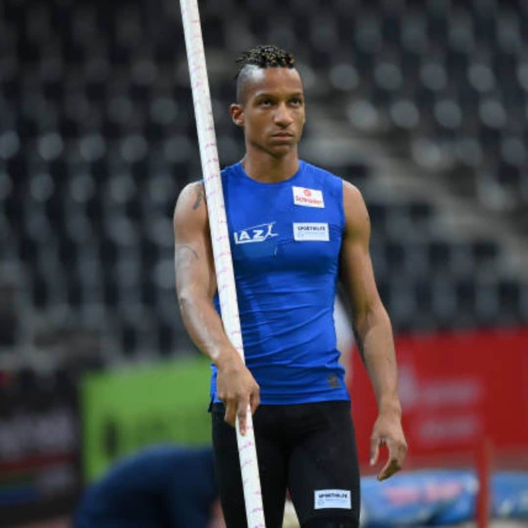 ラファエル・ホルツデッペのインスタグラム：「5.62m to start this season. Good result and more to come!  I really appreciated the opportunity to compete today despite all restrictions currently active in Germany. I feel privileged to go out and compete while people are not allowed to open up their business. 🙏🏾  @indoormeetingkarlsruhe  @lsb.rlp  @sporthilfe  @schroeder_fleischwaren  Credits: Matthias Hangst」