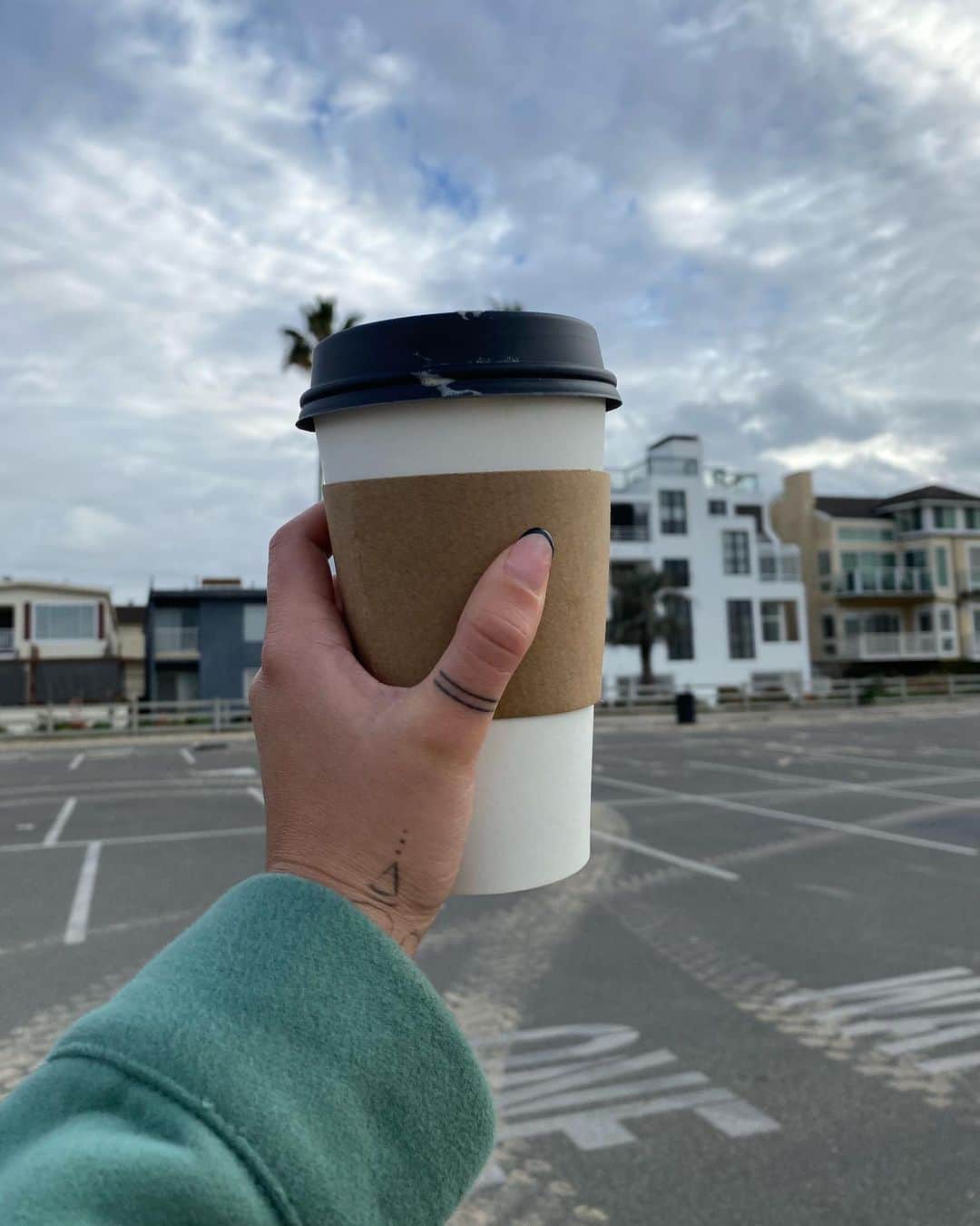 Nicky Gileさんのインスタグラム写真 - (Nicky GileInstagram)「gonna start posting the daily fits here // this was my coffee walk the other morning」1月30日 6時44分 - morenickygile