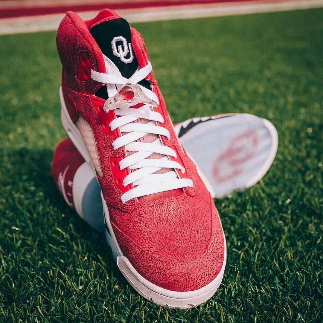 HYPEBEASTさんのインスタグラム写真 - (HYPEBEASTInstagram)「@hypebeastkicks: @jumpman23 continues to craft exclusive college PEs this time for @ou_football. Uppers are dressed in Sooner red and covered from heel to toe in elephant print. This classic build surrounds translucent mesh netting on the quarter panel and throat, while the black tongues boast embroidered white OU branding. Further details are provided by white laces and a white Nike Air hit on the heel accompanied by icy blue translucent rubber and a red OU logo stamped under the forefoot. ⁠⁠ Photo: @ou_lincolnriley」1月30日 6時48分 - hypebeast