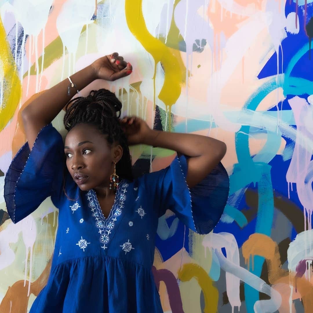 ミーガンパークのインスタグラム：「Add some colour and strike a pose! // Grace wears the Anya Tiered Dress in Lapis in front of friend of MP’s @tiffmanuell 's artwork. Shot by @letitiagreenstudio」