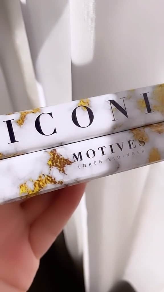 Motives Cosmeticsのインスタグラム：「The Iconic Palette embodies the extraordinary person🖤 It is a super sexy and modern collection of shades for eyes, lips and cheeks inspired by our founder, @lorenridinger ✨ Get this powerhouse palette at motivescosmetics.com」