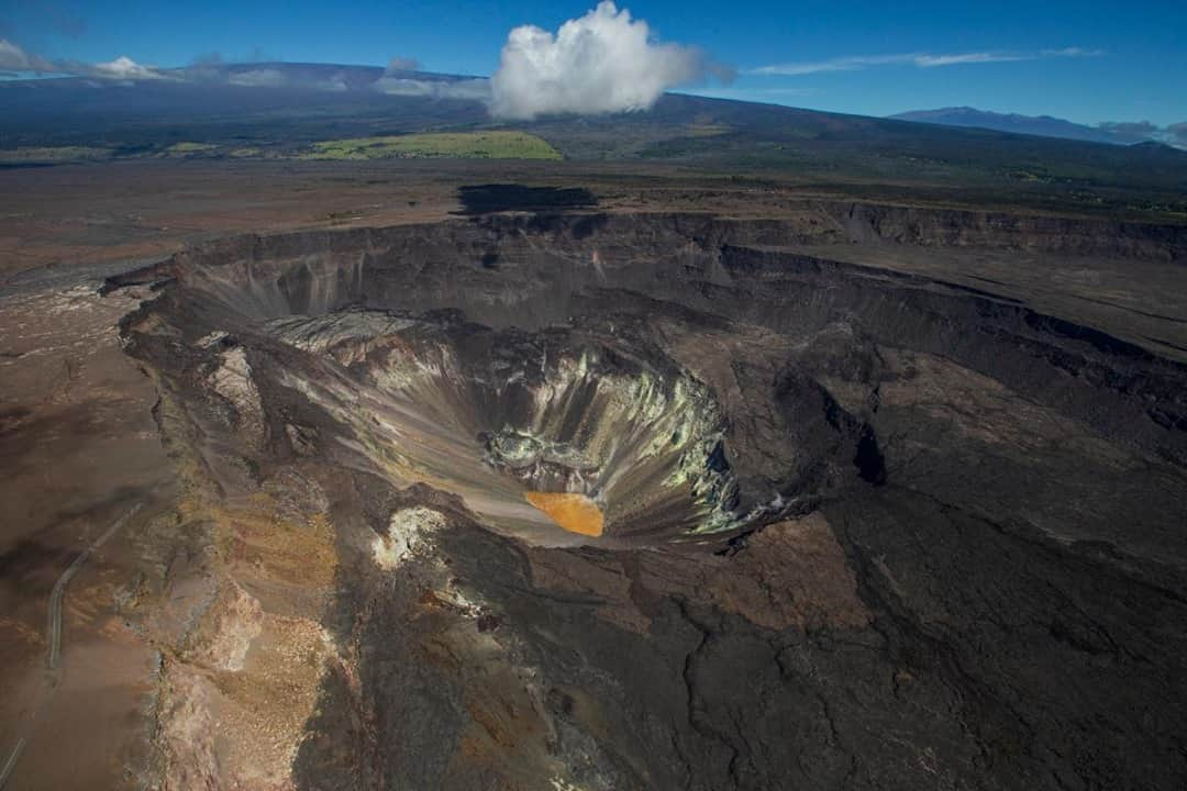 ハワイアン航空さんのインスタグラム写真 - (ハワイアン航空Instagram)「Have you heard of the Kīlauea caldera located on Hawai‘i Island? This caldera was a surprising result of the 2018 Kīlauea volcano eruptions, where the naturally formed crater is now filled with filtered rainwater.🌋   To read more, click the link in our bio!」1月30日 7時00分 - hawaiianairlines