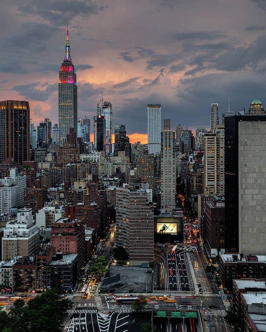 Empire State Buildingのインスタグラム：「Comment Game: What’s your absolute favorite thing about NYC? 👇⁠ ⠀⠀⠀⠀⠀⠀⠀⠀⠀⁠ We may just surprise a few of our favorite comments… 👀⁠ ⠀⠀⠀⠀⠀⠀⠀⠀⠀⁠ 📷: @mattpugs #EmpireStateBuilding」