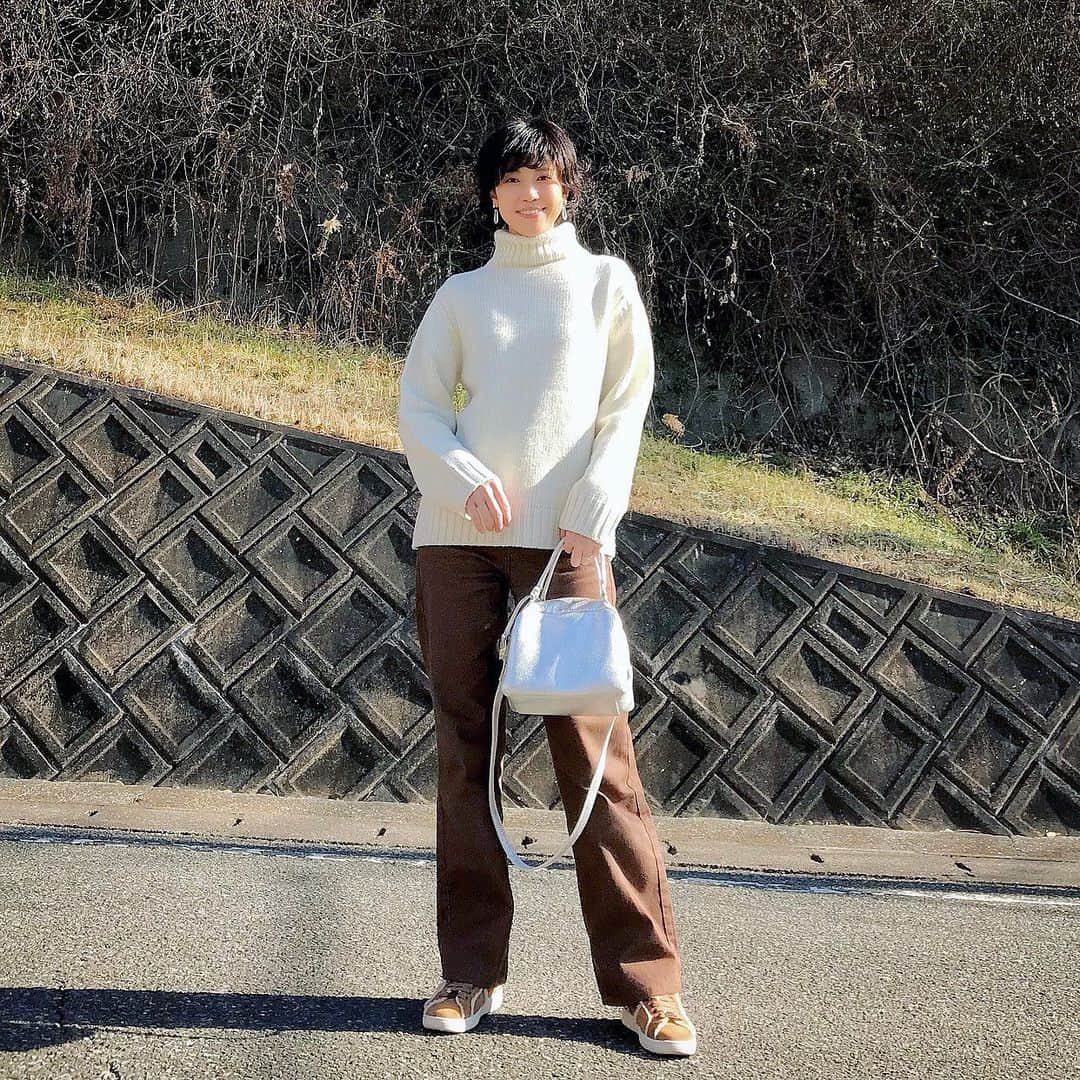 ryo0809appleさんのインスタグラム写真 - (ryo0809appleInstagram)「#coordinate ・ ・ ・ 当時某ブランドのニットに似てると話題にもなったこのタートルニット。 形は可愛いんだけど、正直首のチクチクが苦手であんまり着てなかったし、断捨離を考えていつ買った物か見返してみたら約2年半前…もうそんなに時間が過ぎてるのかとちょっとびっくり。 中にヒートテックのタートルを入れたら、首チクチク問題あっさり解決だった😓 という事で、結局断捨離せず😂 ・ ・ knit… @gu_global  jeans... @uniqlo  bag... @bevinimodena  shoes... @ugg  ・ ・ ・ #服記録 #プチプラコーデ  #プチプラファッション #ママコーデ #ママファッション #アラフォーコーデ #40代コーデ #アラフォーママ #高身長コーデ #高身長女子 #先日のコーデ #kaumo_fashion #locari #ponte_fashion #mineby3mootd #ママスタ冬コーデ #カジュアルコーデ #大人カジュアル  #uniqlo #ユニクロ #ユニジョ #uniqlou #ユニクロユー #ユニクロデニム族  #ユニデニ #gu #gu_for_all」1月30日 7時01分 - ryo0809apple