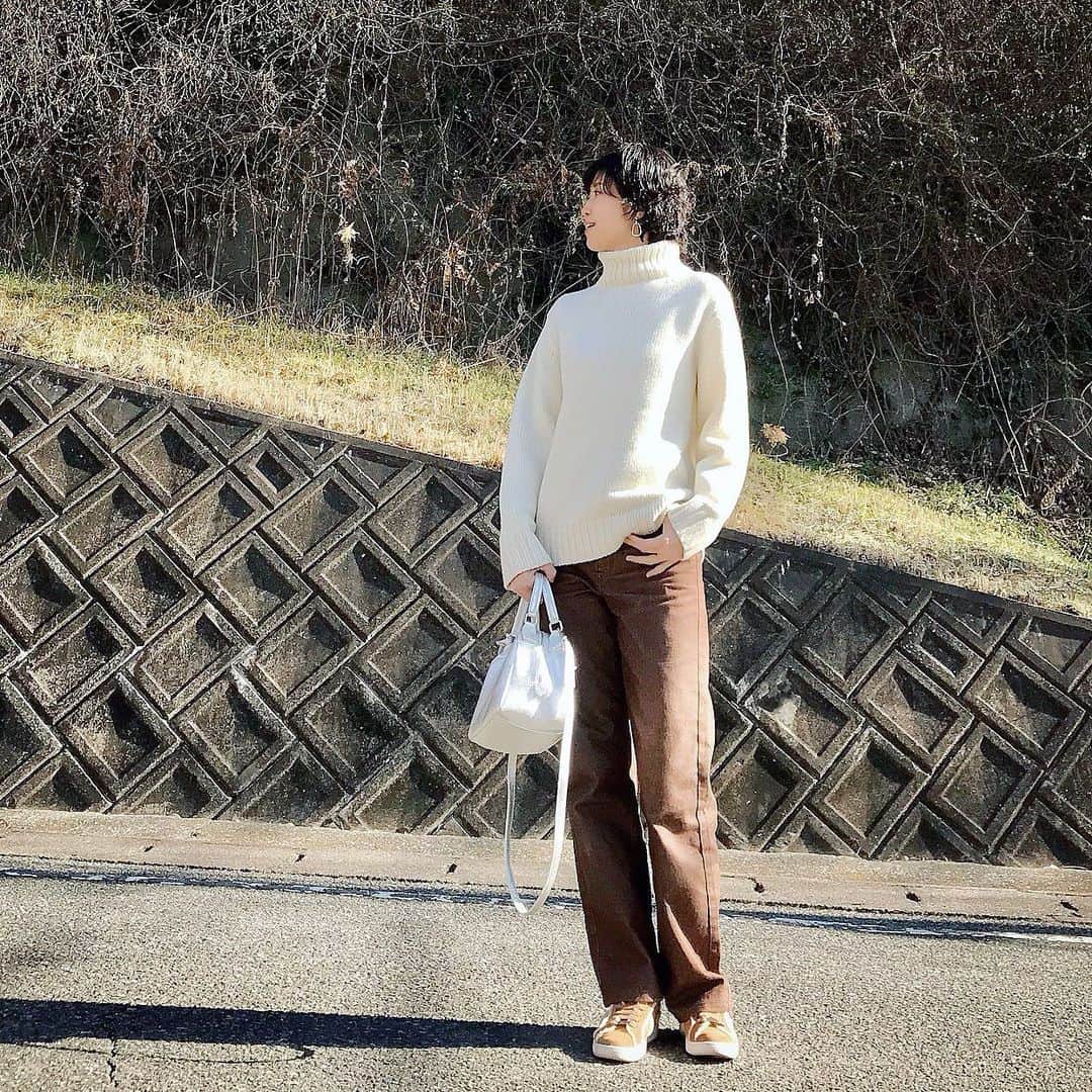 ryo0809appleさんのインスタグラム写真 - (ryo0809appleInstagram)「#coordinate ・ ・ ・ 当時某ブランドのニットに似てると話題にもなったこのタートルニット。 形は可愛いんだけど、正直首のチクチクが苦手であんまり着てなかったし、断捨離を考えていつ買った物か見返してみたら約2年半前…もうそんなに時間が過ぎてるのかとちょっとびっくり。 中にヒートテックのタートルを入れたら、首チクチク問題あっさり解決だった😓 という事で、結局断捨離せず😂 ・ ・ knit… @gu_global  jeans... @uniqlo  bag... @bevinimodena  shoes... @ugg  ・ ・ ・ #服記録 #プチプラコーデ  #プチプラファッション #ママコーデ #ママファッション #アラフォーコーデ #40代コーデ #アラフォーママ #高身長コーデ #高身長女子 #先日のコーデ #kaumo_fashion #locari #ponte_fashion #mineby3mootd #ママスタ冬コーデ #カジュアルコーデ #大人カジュアル  #uniqlo #ユニクロ #ユニジョ #uniqlou #ユニクロユー #ユニクロデニム族  #ユニデニ #gu #gu_for_all」1月30日 7時01分 - ryo0809apple