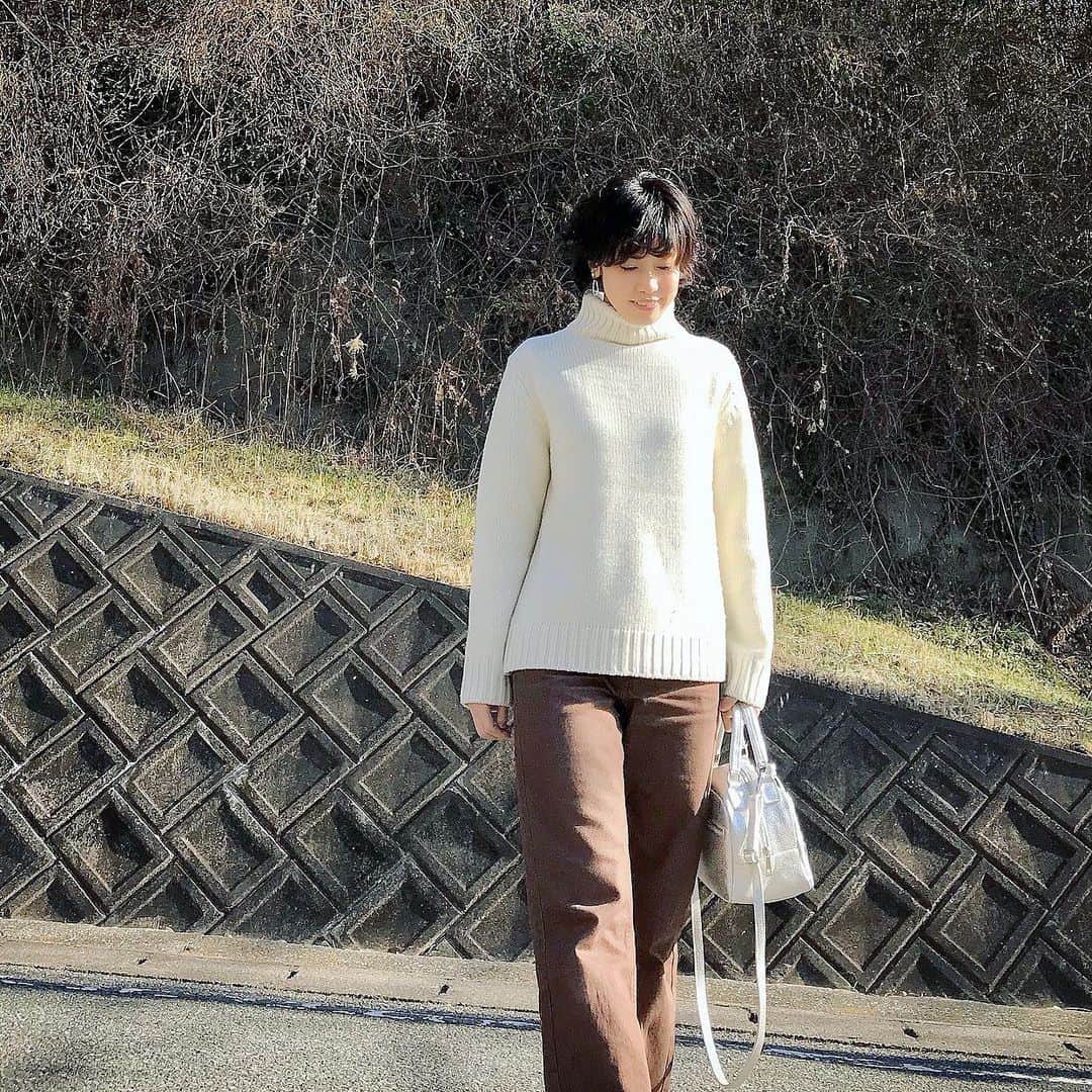 ryo0809appleさんのインスタグラム写真 - (ryo0809appleInstagram)「#coordinate ・ ・ ・ 当時某ブランドのニットに似てると話題にもなったこのタートルニット。 形は可愛いんだけど、正直首のチクチクが苦手であんまり着てなかったし、断捨離を考えていつ買った物か見返してみたら約2年半前…もうそんなに時間が過ぎてるのかとちょっとびっくり。 中にヒートテックのタートルを入れたら、首チクチク問題あっさり解決だった😓 という事で、結局断捨離せず😂 ・ ・ knit… @gu_global  jeans... @uniqlo  bag... @bevinimodena  shoes... @ugg  ・ ・ ・ #服記録 #プチプラコーデ  #プチプラファッション #ママコーデ #ママファッション #アラフォーコーデ #40代コーデ #アラフォーママ #高身長コーデ #高身長女子 #先日のコーデ #kaumo_fashion #locari #ponte_fashion #mineby3mootd #ママスタ冬コーデ #カジュアルコーデ #大人カジュアル  #uniqlo #ユニクロ #ユニジョ #uniqlou #ユニクロユー #ユニクロデニム族  #ユニデニ #gu #gu_for_all」1月30日 7時01分 - ryo0809apple