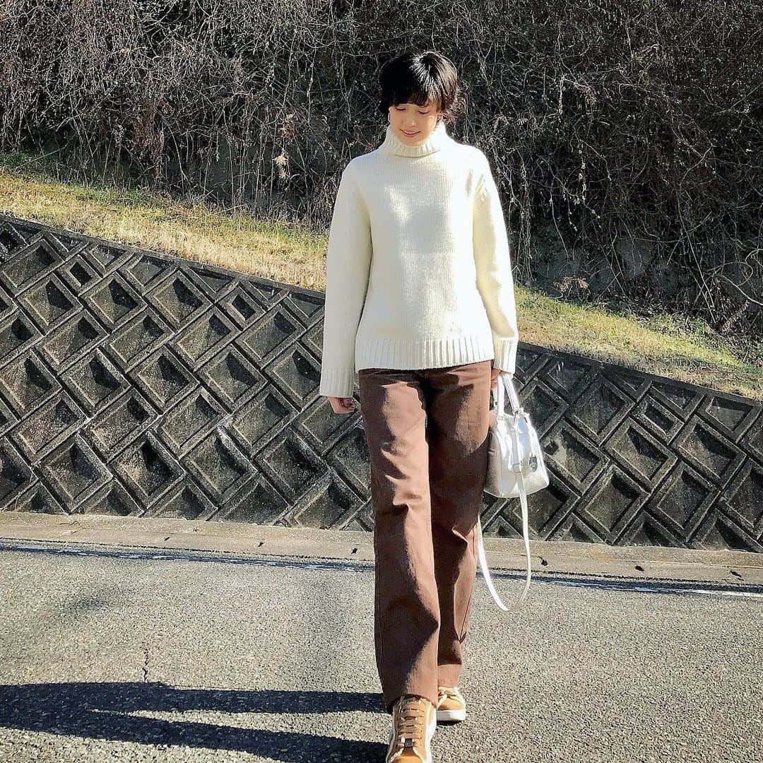 ryo0809appleのインスタグラム：「#coordinate ・ ・ ・ 当時某ブランドのニットに似てると話題にもなったこのタートルニット。 形は可愛いんだけど、正直首のチクチクが苦手であんまり着てなかったし、断捨離を考えていつ買った物か見返してみたら約2年半前…もうそんなに時間が過ぎてるのかとちょっとびっくり。 中にヒートテックのタートルを入れたら、首チクチク問題あっさり解決だった😓 という事で、結局断捨離せず😂 ・ ・ knit… @gu_global  jeans... @uniqlo  bag... @bevinimodena  shoes... @ugg  ・ ・ ・ #服記録 #プチプラコーデ  #プチプラファッション #ママコーデ #ママファッション #アラフォーコーデ #40代コーデ #アラフォーママ #高身長コーデ #高身長女子 #先日のコーデ #kaumo_fashion #locari #ponte_fashion #mineby3mootd #ママスタ冬コーデ #カジュアルコーデ #大人カジュアル  #uniqlo #ユニクロ #ユニジョ #uniqlou #ユニクロユー #ユニクロデニム族  #ユニデニ #gu #gu_for_all」