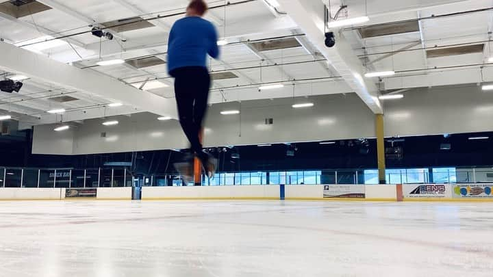 ショーン・ラビットのインスタグラム：「Something so calming about the sounds of @johnwilsonblades hitting the ice on a smooth jump. Am I right? スケートのブレードはアイスの上で滑っての音大好き！音がいい感じでしょう？ . . . My boot: @iskateriedell My blade: @johnwilsonblades . . . . . . . . .  #figureskating  #фигурноекатание #피겨스케이팅 #training  #foodie  #fitfam  #travel  #love  #ootd  #japan  #asmrsounds #artisticrollerskating #workoutmotivation #アメリカ #フィギュアスケート  #トレーニング  #メンズファッション  #筋トレ  #モデル  #イケメン  #ファッション  #おしゃれさんと繋がりたい  #今日の服  #いいね返し  #インスタ映え  #可愛い  #ダンス #おはよう #羽生結弦」