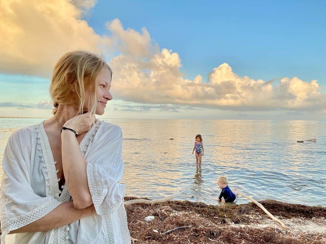 エミリー・デ・レイヴィンさんのインスタグラム写真 - (エミリー・デ・レイヴィンInstagram)「Beach day explorations 🥰   #rvlife #thegreatoutdoors #beachvibes #exploring #mumlife #momlife #toddlerlife #kidlife #lovelife」1月30日 7時13分 - emiliede_ravin