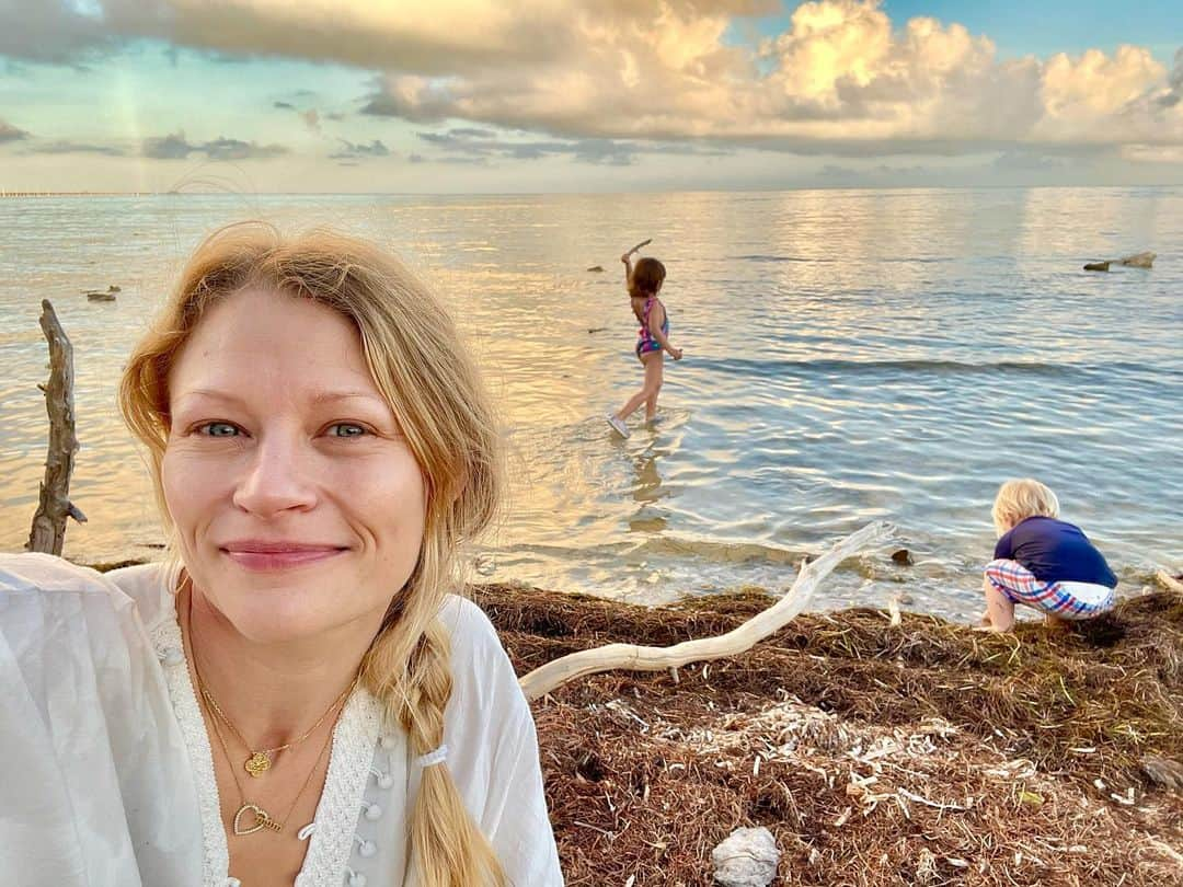 エミリー・デ・レイヴィンさんのインスタグラム写真 - (エミリー・デ・レイヴィンInstagram)「Beach day explorations 🥰   #rvlife #thegreatoutdoors #beachvibes #exploring #mumlife #momlife #toddlerlife #kidlife #lovelife」1月30日 7時13分 - emiliede_ravin