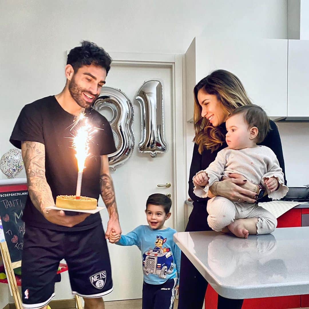 ダヴィデ・ブリーヴィオのインスタグラム：「Auguriiiiiii amore nostro!!! Sei la nostra vita💞!!! Ti amiamo per tutto quello che fai per noi ogni giorno!!! Sei una super mamma, ridiamo scherziamo giochiamo, ci rendi sempre felici, ma oltre a questo, sei una grandissima donna con tantissimi e grandissimi valori. Sappiamo che possiamo contare SEMPRE su di te in qualsiasi situazione!!! Sei speciale per tutti noi... ti amiamooo tantissimoooo ❤️Tommy, Camilla, papone #31」