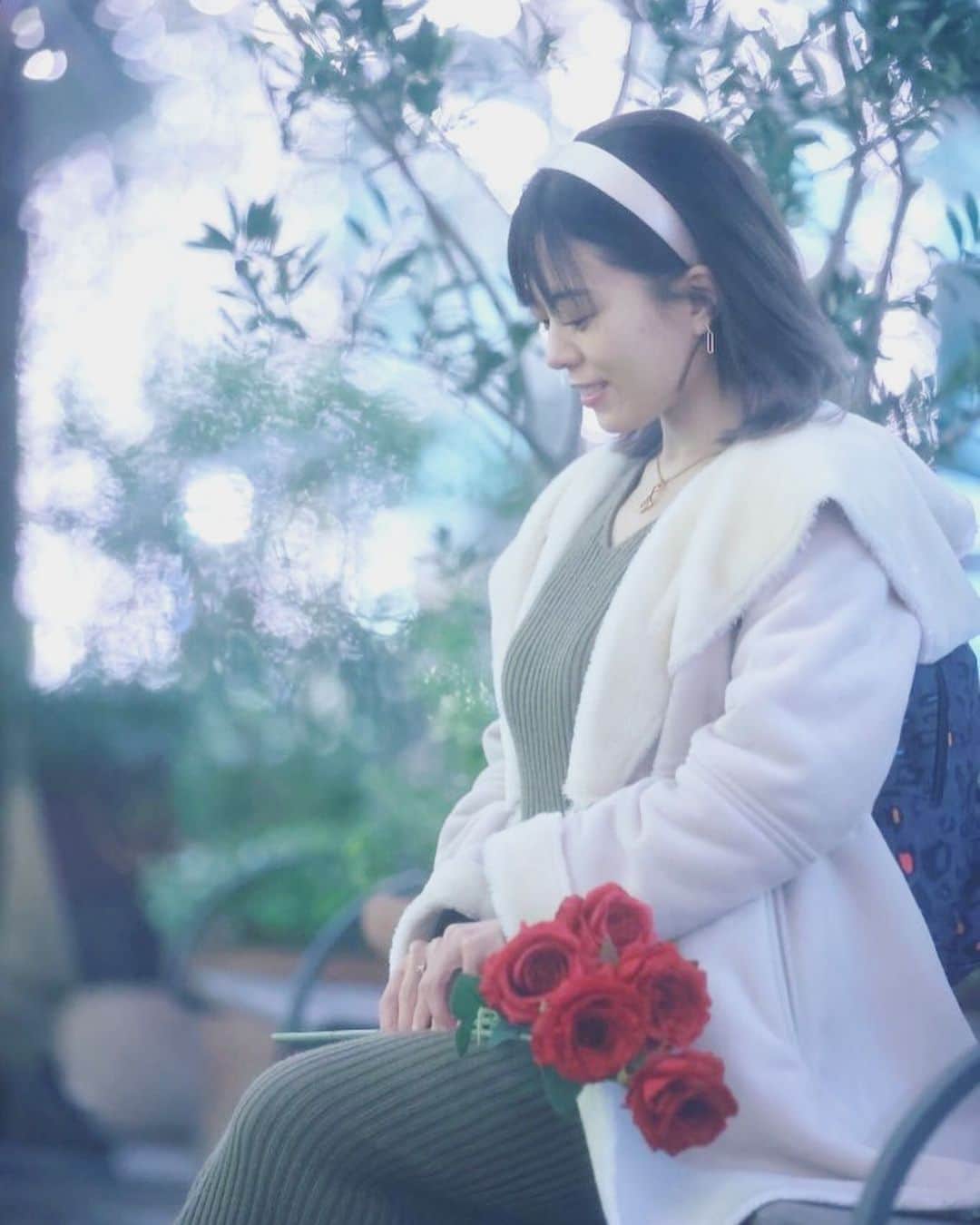 及川愛未のインスタグラム：「@hahilife さん📸が用意して下さった🌹 ストーリーは、プロポーズされてもらった薔薇だそうです🤭💐❤️  #shooting #撮影 #リクエスト撮影 #撮影会 #イルミネーション #夜景 #商用撮影 #写真展 #rose #薔薇 #宣材写真 #プロカメラマン #丸ノ内 #サロンモデル #ブライダル #ウェディングモデル #ブライダルモデル　 #ポートレートしま専科  #ポートレート  #photography  #写真  #写真好きな人と繋がりたい  #写真撮るの好き人と繋がりたい  #portraitmodel #portrait  #東京カメラ部  #カメラマン募集  #ファインダー #ファインダー越しの私の世界  #followme ‪ ‬」