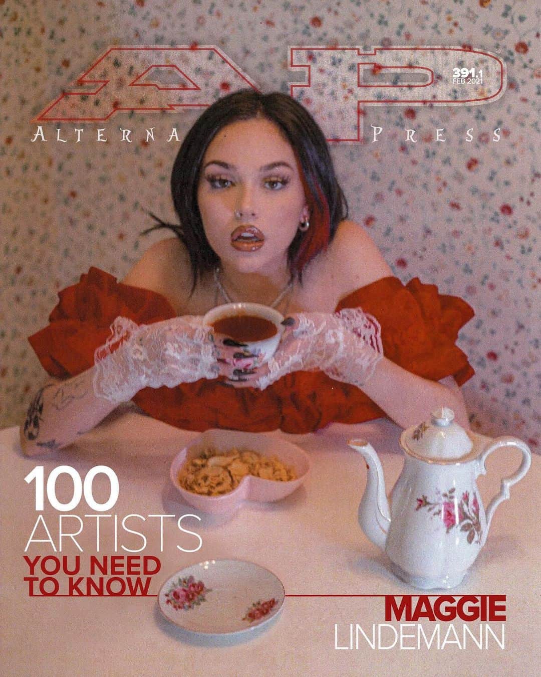 マギー・リンデマンのインスタグラム：「on the cover of @altpress 😭😭😭😭 AHHHH link in bio photo by styled by creative directed by everything by @ifeellikeimgoingtodream2night 🖤🖤」