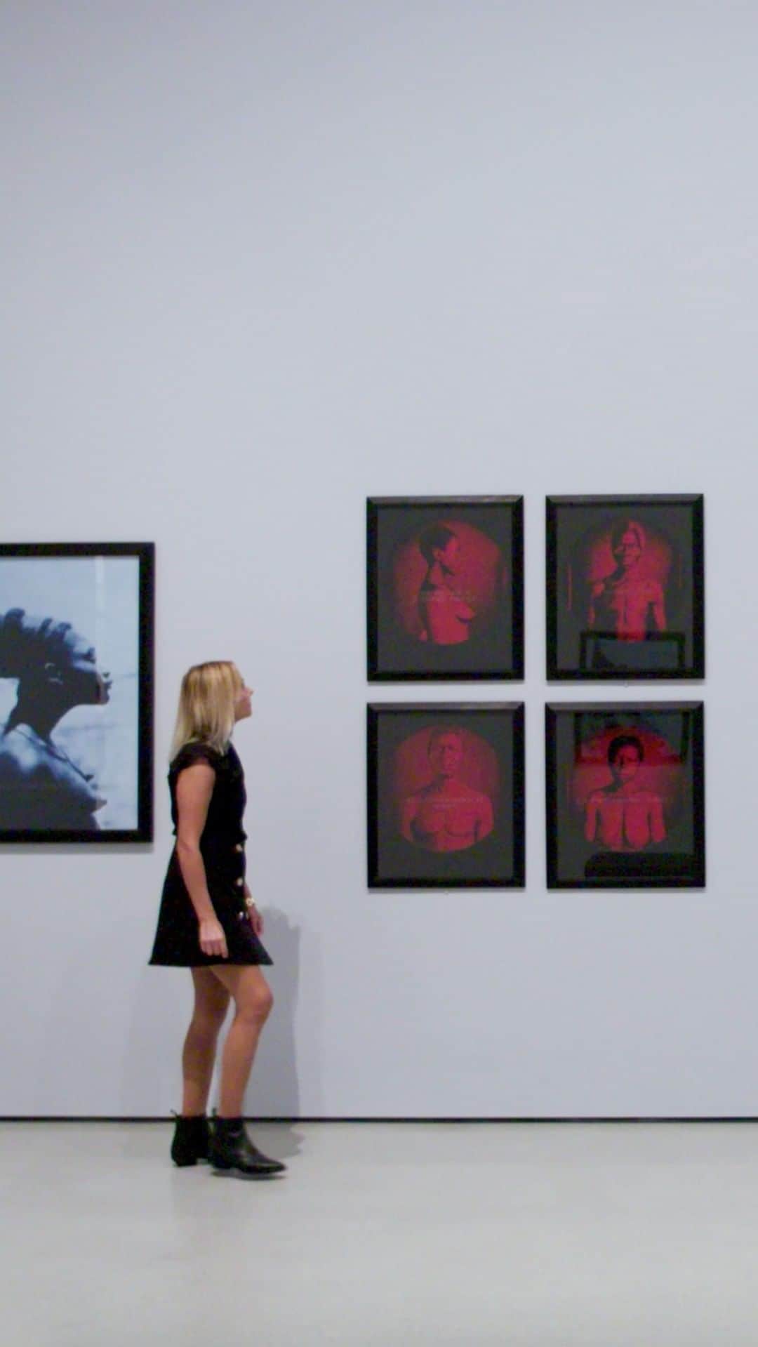 ニューヨーク近代美術館のインスタグラム：「"The artist points out directly the way in which white America has been seeing itself in relation to the Black subject."  Curator Roxana Marcoci urges everyone to experience #CarrieMaeWeems's photographic installation, "From Here I Saw What Happened and I Cried," on view in our second-floor collection galleries, finding “a space where we can reflect and reckon with the history of our nation.”  This Tuesday, Feb. 2, our latest Forum on Contemporary Photography, co-organized by @roxanamarcoci and @sarahelizabethlewis1, will pay tribute to @carriemaeweems in celebration of the exhibition and a forthcoming anthology. Speakers include: the artist, @jenny_blessing, @kimberlyjuanitabrown, Huey Copeland, @thelmagolden, @gundaggie, Robin Kelsey, @carriejlb, @thomaslas, Sarah E. Lewis, @richardj.powell, and @debwillisphoto. The event will be available to watch on our YouTube channel the following week.  Explore the #MoMACollection work by work as we release a new #UNIQLOArtSpeaks video each Friday.  @uniqlousa is MoMA’s proud partner of #ArtForAll」