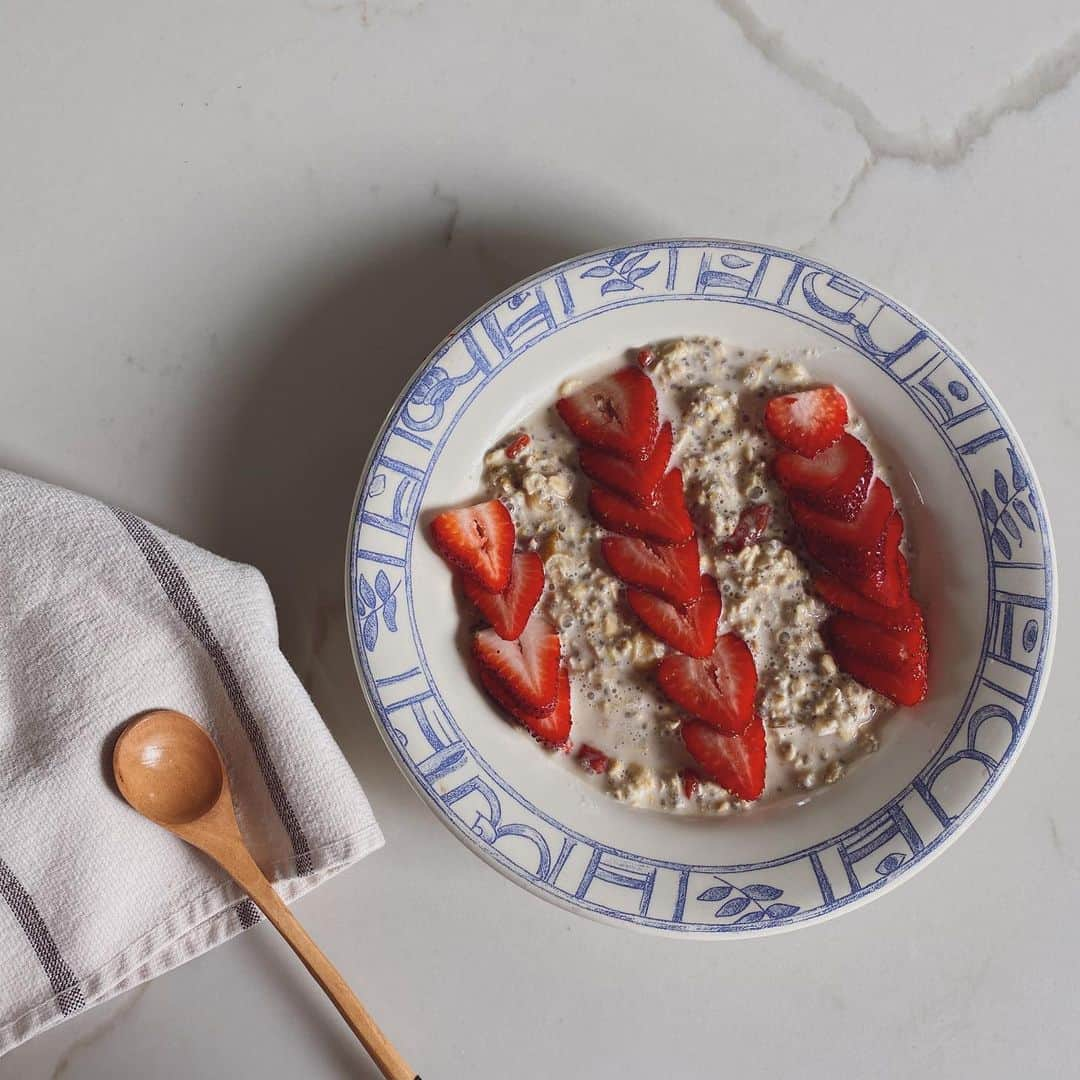 Jenn Imさんのインスタグラム写真 - (Jenn ImInstagram)「A variety of breakfasts I've had this week. Which one would you eat? ① Overnight oats + strawberries ② English baked beans + toast ③ Avocado toast + poached egg ④ Cubed watermelon」1月30日 7時07分 - imjennim