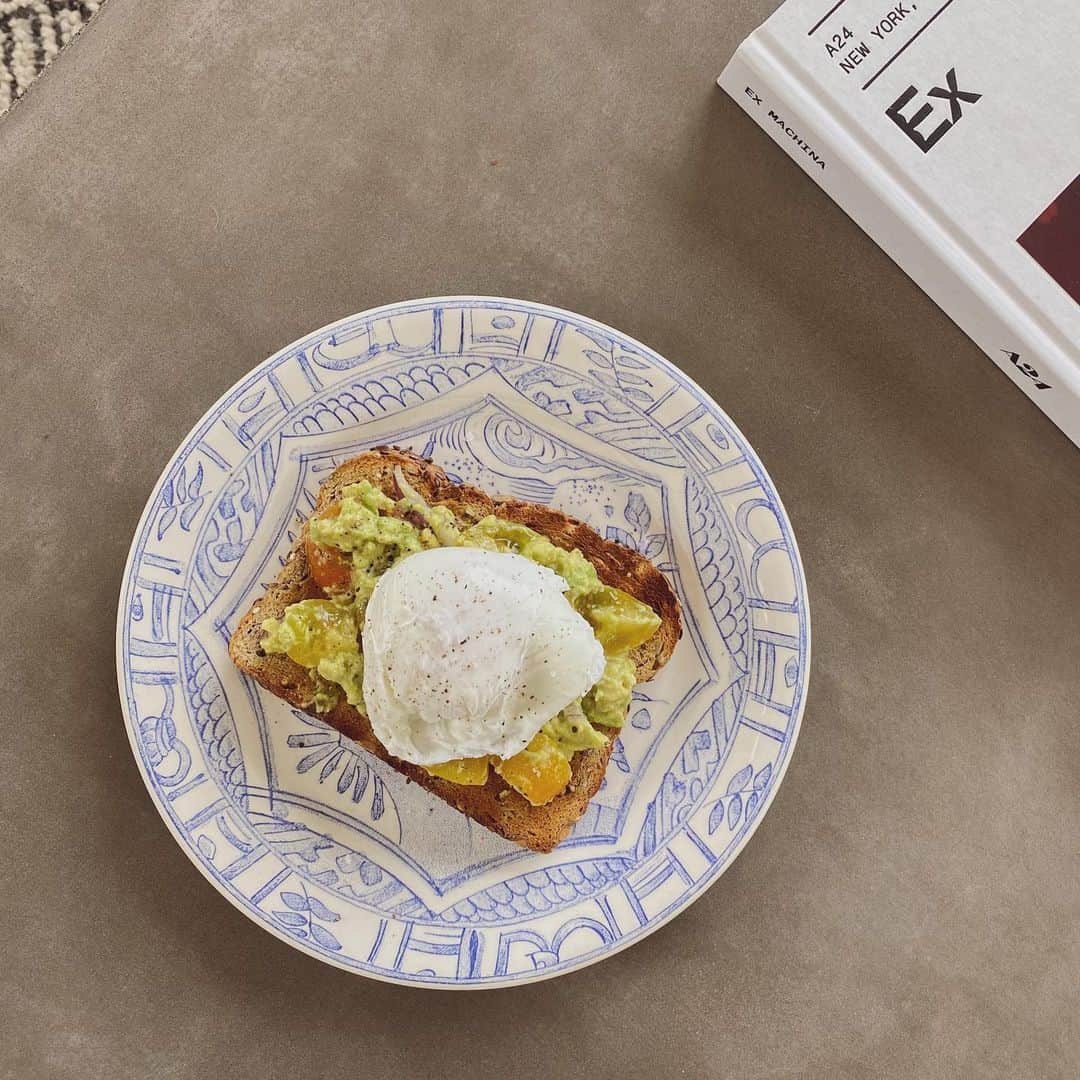Jenn Imさんのインスタグラム写真 - (Jenn ImInstagram)「A variety of breakfasts I've had this week. Which one would you eat? ① Overnight oats + strawberries ② English baked beans + toast ③ Avocado toast + poached egg ④ Cubed watermelon」1月30日 7時07分 - imjennim