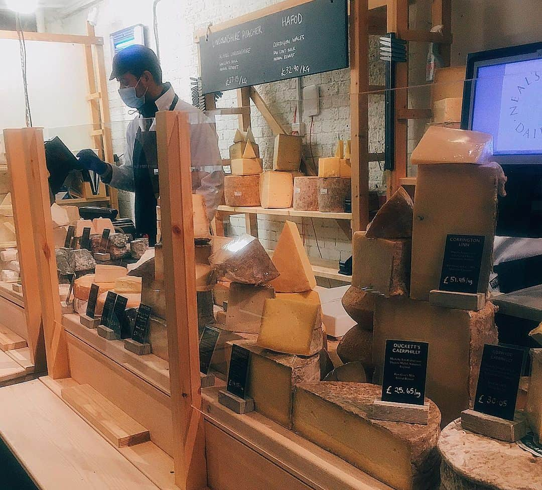 Yu-kiさんのインスタグラム写真 - (Yu-kiInstagram)「@neals_yard_dairy のチーズ🧀おいしい🤍いっぱいありすぎてどれ買っていいかわからないから、いつもとりあえずワインに合うおすすめを聞いて買っている◎ワインとチーズの晩酌が週末の楽しみ😌💭(他にも食べてるけど😇) #boroughmarket#london#UK」1月30日 7時22分 - yu_ki96