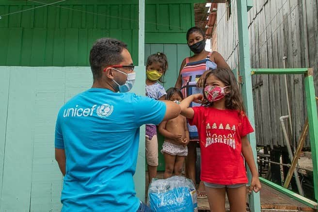 Bruno Gagliassoさんのインスタグラム写真 - (Bruno GagliassoInstagram)「A cada dia que passa tenho mais orgulho de ser Embaixador do Unicef! 💙 O @unicefbrasil está firme na resposta à pandemia, com especial atuação no Amazonas.  Além das ações de apoio às populações mais vulneráveis, com a distribuição de cestas básicas e itens de higiene pessoal, em Manaus, o Unicef já entregou mais de 140 mil equipamentos de proteção individual (EPIs) como luvas, máscaras e aventais para auxiliar os profissionais da saúde. O Amazonas sempre foi um local prioritário para as ações do Unicef, promovendo iniciativas para a garantia de direitos de famílias vulneráveis, populações indígenas, quilombolas e ribeirinhas, além de refugiados e migrantes da Venezuela. O trabalho não para e o orgulho de fazer parte disso também não! E convido você a participar comigo. Na minha bio tem o link pra você doar e ajudar o Unicef a continuar esse trabalho tão fundamental.」1月30日 7時16分 - brunogagliasso