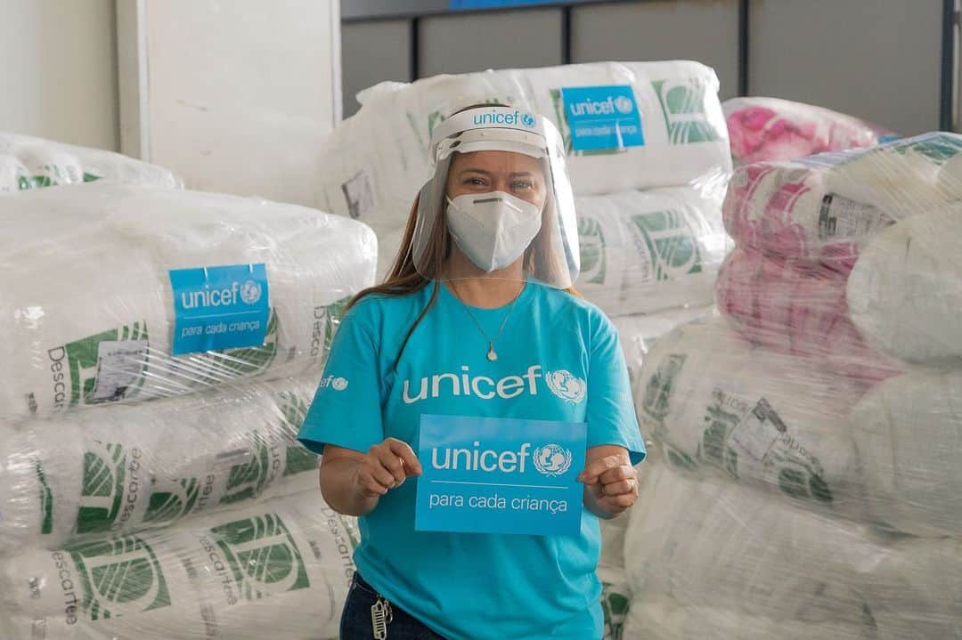 Bruno Gagliassoさんのインスタグラム写真 - (Bruno GagliassoInstagram)「A cada dia que passa tenho mais orgulho de ser Embaixador do Unicef! 💙 O @unicefbrasil está firme na resposta à pandemia, com especial atuação no Amazonas.  Além das ações de apoio às populações mais vulneráveis, com a distribuição de cestas básicas e itens de higiene pessoal, em Manaus, o Unicef já entregou mais de 140 mil equipamentos de proteção individual (EPIs) como luvas, máscaras e aventais para auxiliar os profissionais da saúde. O Amazonas sempre foi um local prioritário para as ações do Unicef, promovendo iniciativas para a garantia de direitos de famílias vulneráveis, populações indígenas, quilombolas e ribeirinhas, além de refugiados e migrantes da Venezuela. O trabalho não para e o orgulho de fazer parte disso também não! E convido você a participar comigo. Na minha bio tem o link pra você doar e ajudar o Unicef a continuar esse trabalho tão fundamental.」1月30日 7時16分 - brunogagliasso