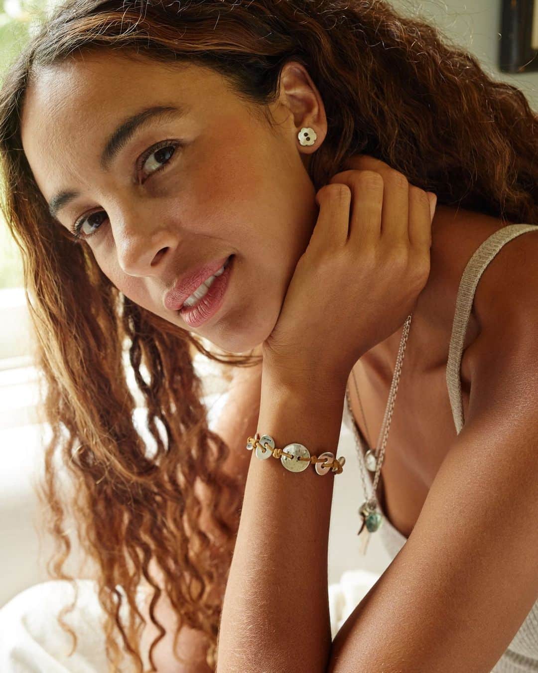 チャンルーのインスタグラム：「Cute as a button 💛Our iconic signature button takes center stage in brand new styles.」