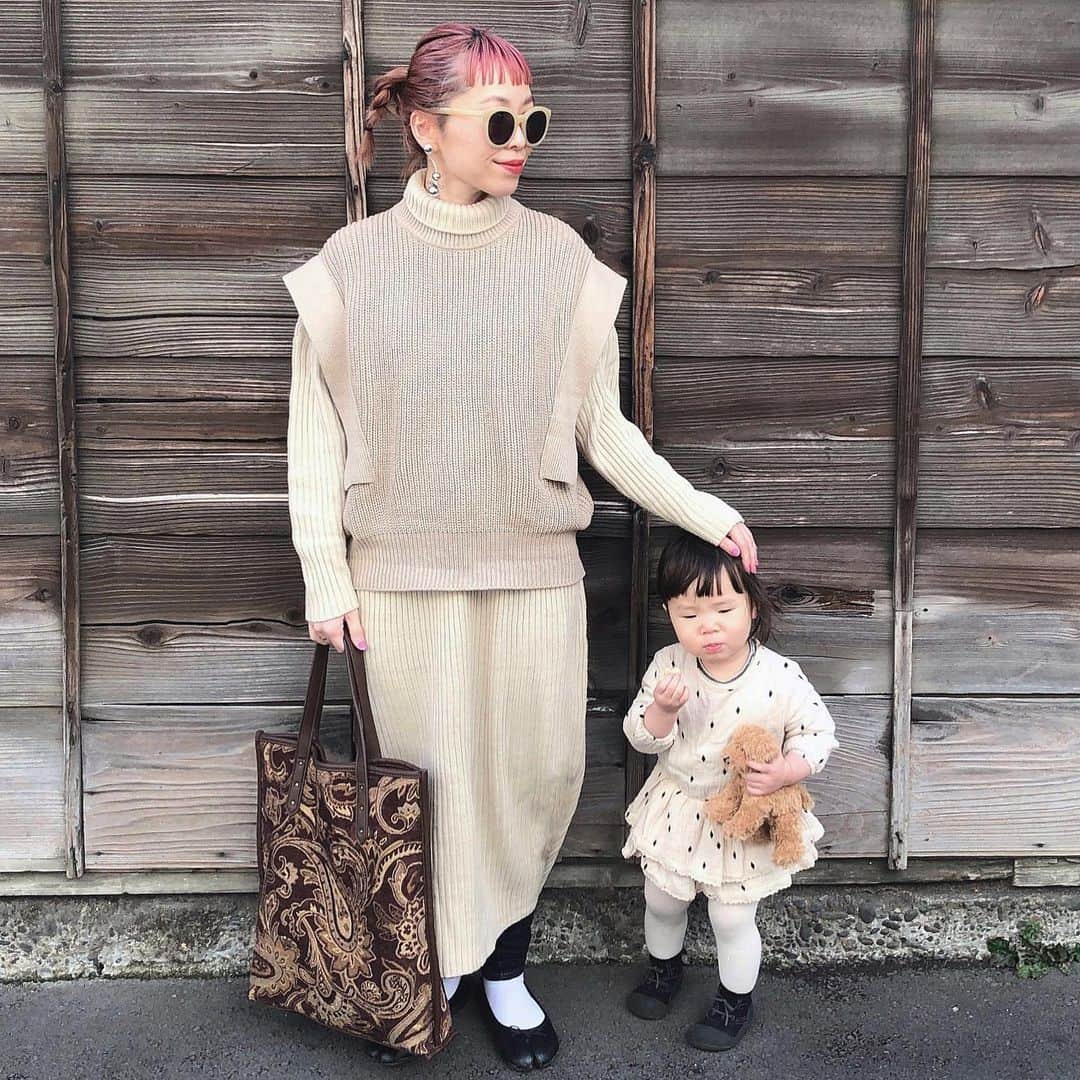 のインスタグラム：「． ★#親子コーデ ★  親子で #ベージュカラー リンク🧡  私の着ている#イーザッカマニア の  ✔︎フレンチスリーブ ニットベスト  @ezakkamania_stores  （品番：2000636）  シンプルなコーデでも この#ニットベスト　を 着てれば一気にオシャレ感がでるので お気に入り❤️  腕も細くみえるので 体型カバーにもなるよ♪  ✔︎#bag ‥ @forsure__official  @frees_mart   ✔︎靴‥ @vivian_collection_official   ✔︎ピアス‥ @miyu_acs   （娘コーデ） ✔︎ワンピ‥ @ryleeandcru.japan   ✔︎靴‥ @d.fesense   #ニットベストコーデ #ezakkamania_春コーデ　　 #クインシーメイ #quincymae  #dfesense#親バカ部  #イーザッカマニアストアーズ  #ezakkamaniastores #ezakkamania#ootd  #ベストコーデ #親子 #親子リンクコーデ #fashion #fashiongram #instafashion  #ピンクヘアー #ピンクヘア #pinkhair #freesmart  #viviancollection#足袋シューズ  #ryleeandcru#フリーズマート」