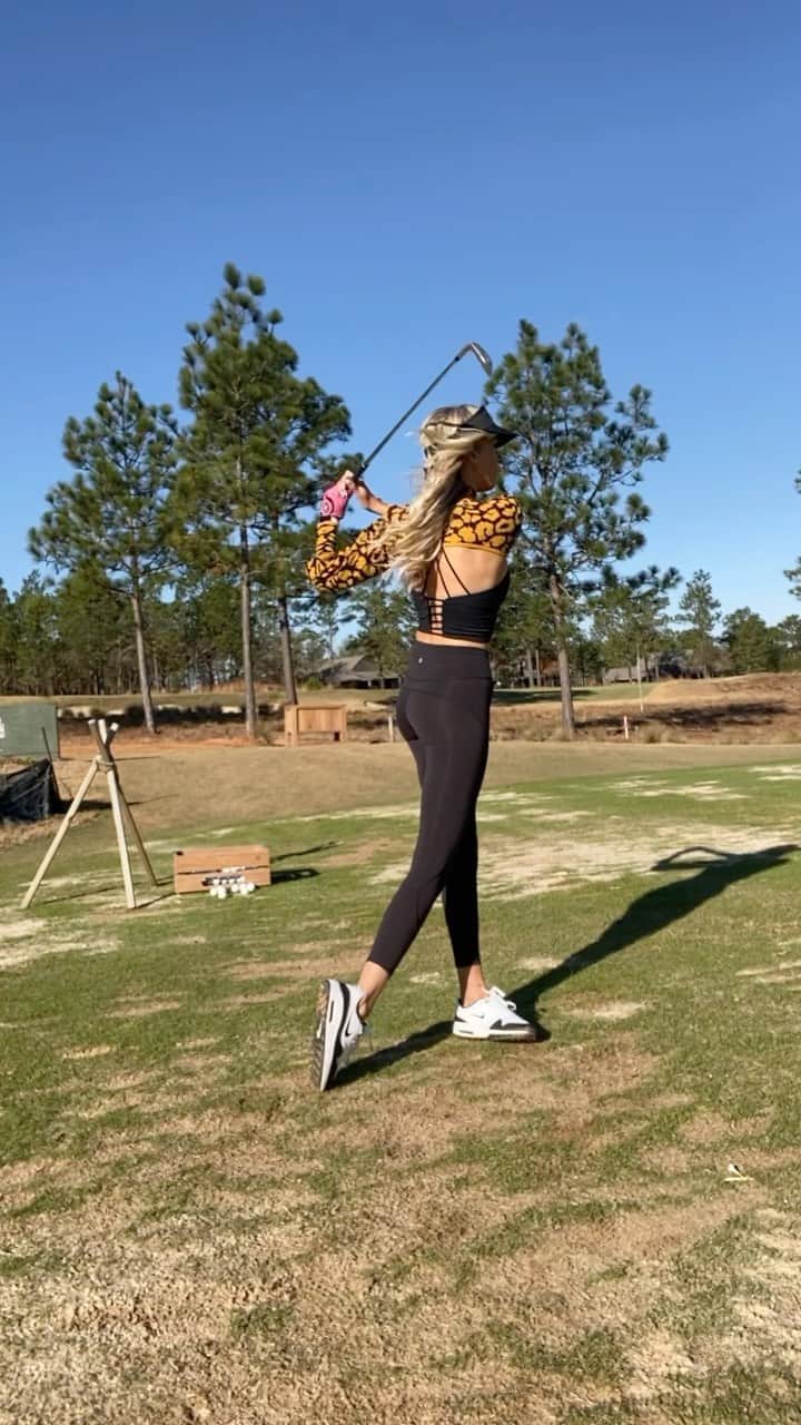 Elise Lobbのインスタグラム：「What’s your favorite course you’ve ever played ??!! 🧐👇🏼🏌🏼‍♀️⛳️   #golf」