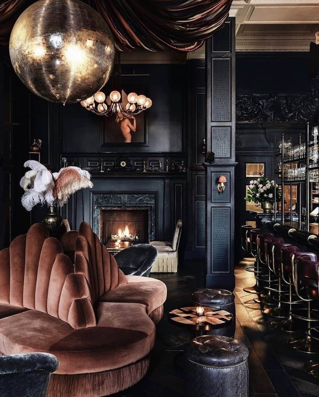 FRENCH GIRLのインスタグラム：「Swooning over @fitzsbar ✨ Its incredible design celebrates the old world glitz and glamour of the roaring 20’s with an ultra-chic, moody-modern update.   Nous adorons 🥂」