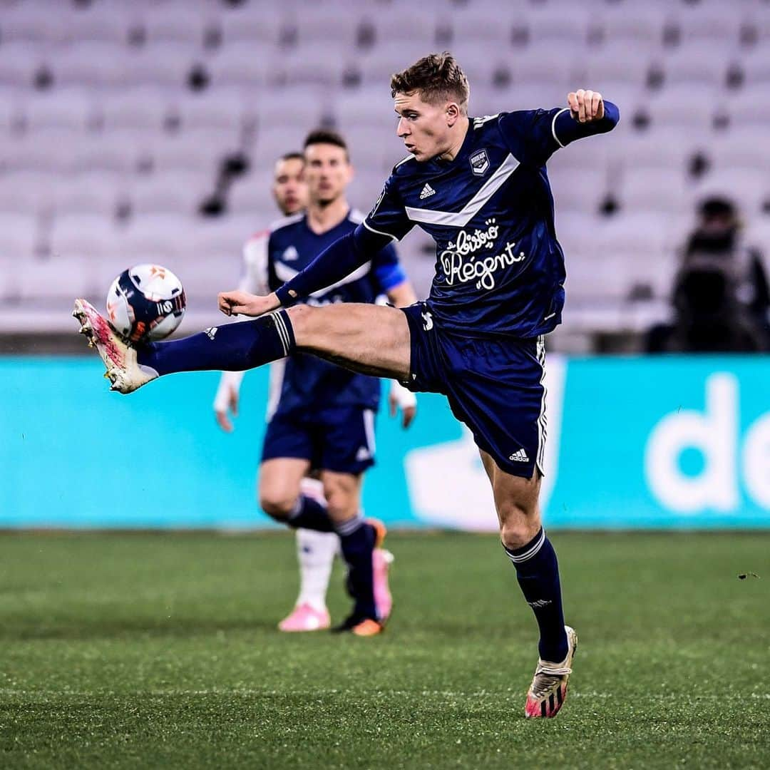 リーグ・アンさんのインスタグラム写真 - (リーグ・アンInstagram)「🆚 #OLFCGB (2-1) 😍 ☄️ @leo_dubois15 offre la victoire à l'@ol sur une superbe frappe à la 90'+3 ⏱️ ! Les Gones prennent provisoirement la première place ✊🥇  Lyon win to go provisionally top of the table!  • • #Ligue1UberEats #LeoDubois #Dubois #OL #OlympiqueLyonnais #GroupamaStadium #Lyon」1月30日 7時26分 - ligue1ubereats