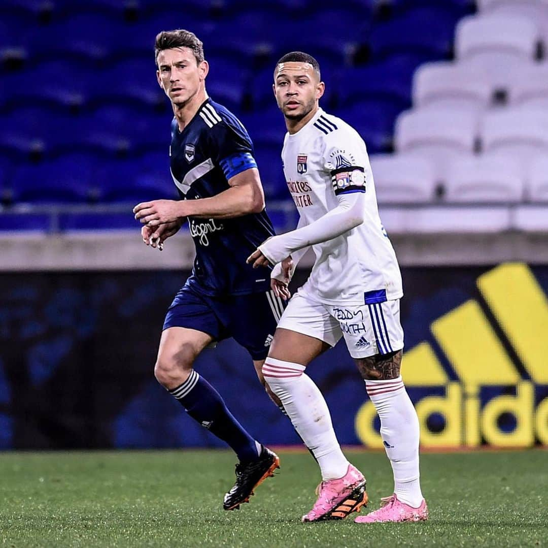 リーグ・アンさんのインスタグラム写真 - (リーグ・アンInstagram)「🆚 #OLFCGB (2-1) 😍 ☄️ @leo_dubois15 offre la victoire à l'@ol sur une superbe frappe à la 90'+3 ⏱️ ! Les Gones prennent provisoirement la première place ✊🥇  Lyon win to go provisionally top of the table!  • • #Ligue1UberEats #LeoDubois #Dubois #OL #OlympiqueLyonnais #GroupamaStadium #Lyon」1月30日 7時26分 - ligue1ubereats