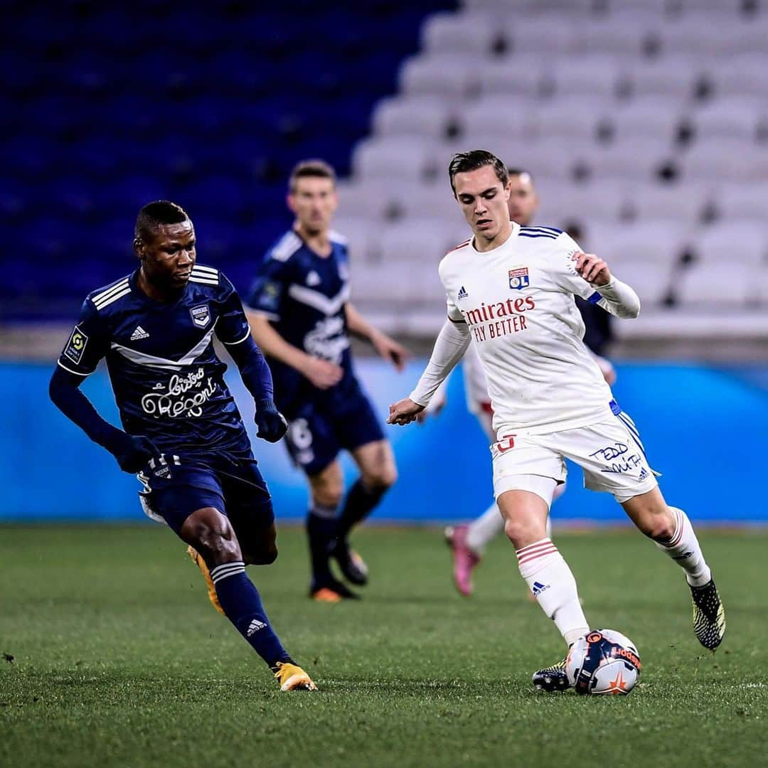 リーグ・アンさんのインスタグラム写真 - (リーグ・アンInstagram)「🆚 #OLFCGB (2-1) 😍 ☄️ @leo_dubois15 offre la victoire à l'@ol sur une superbe frappe à la 90'+3 ⏱️ ! Les Gones prennent provisoirement la première place ✊🥇  Lyon win to go provisionally top of the table!  • • #Ligue1UberEats #LeoDubois #Dubois #OL #OlympiqueLyonnais #GroupamaStadium #Lyon」1月30日 7時26分 - ligue1ubereats