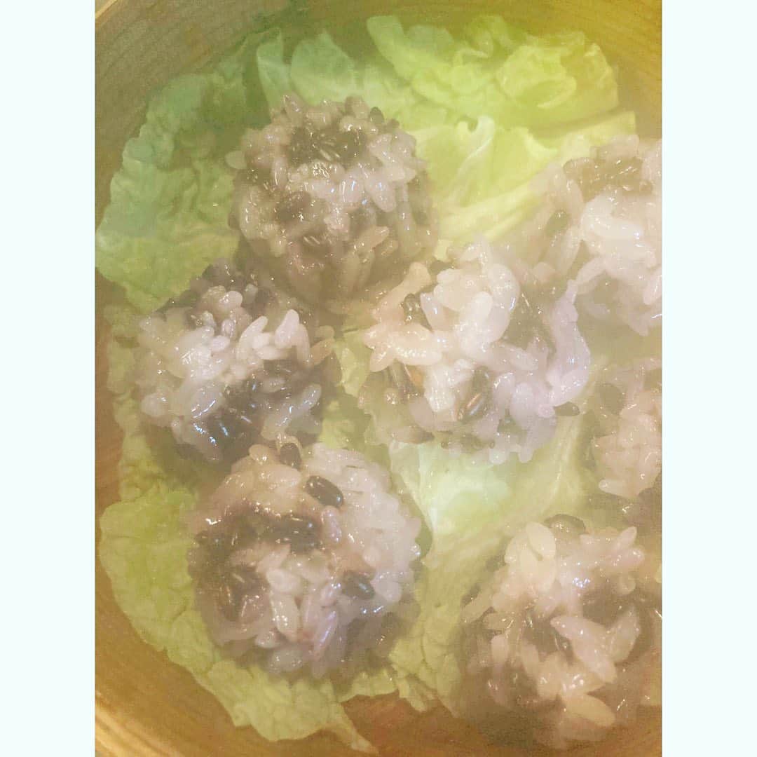journaleatripのインスタグラム：「steamer  黒餅米しゅうまいを温め 蒸し器の湯気で暖をとる朝  お気に入りの新入り蒸器が早速 少し焦げた。 早くお湯が沸くように 小さめのお鍋に乗せたからだ。 湯気が目に染みちゃう…。  土曜日がはじまる。」