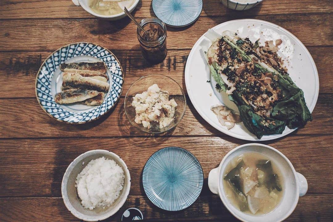 藤田敦子のインスタグラム：「ㅤ 【#blendakitchen 】 Dinner ✔︎ロメインレタスの香草パン粉焼き ✔︎サーモンポテサラ(同じものにハマる) ✔︎真鰯のソテー ✔︎ @zenb_japan の茹で汁で野菜スープ ✔︎自家製なめ茸 ㅤ ロメインレタス、立派な主役になりました👏 @oisix さまさま❤️ #prじゃないよ ←言いたいだけ🤪🤪 ㅤ 今までは、ポテサラのジャガイモを蒸してたけど @yone_asakusa の作り方知ってから茹でる派に。 今回のポテサラは、私的に茹でが足りなくて 残念でしたがおいしかった←どっち」