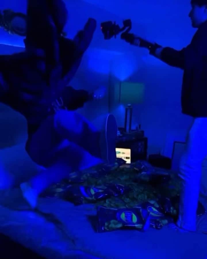 のインスタグラム：「who wants the music vid for youtube & bbq chips?! lmk 🤷🏻‍♂️🎥 (side note: i’ve been super fucking happy lately when i wake up to be building a family with other people that feel the same way i do towards this crazy planet!¡ luv u all 🌍 #SARTORIANSVSEVERYBODY 🚀)」