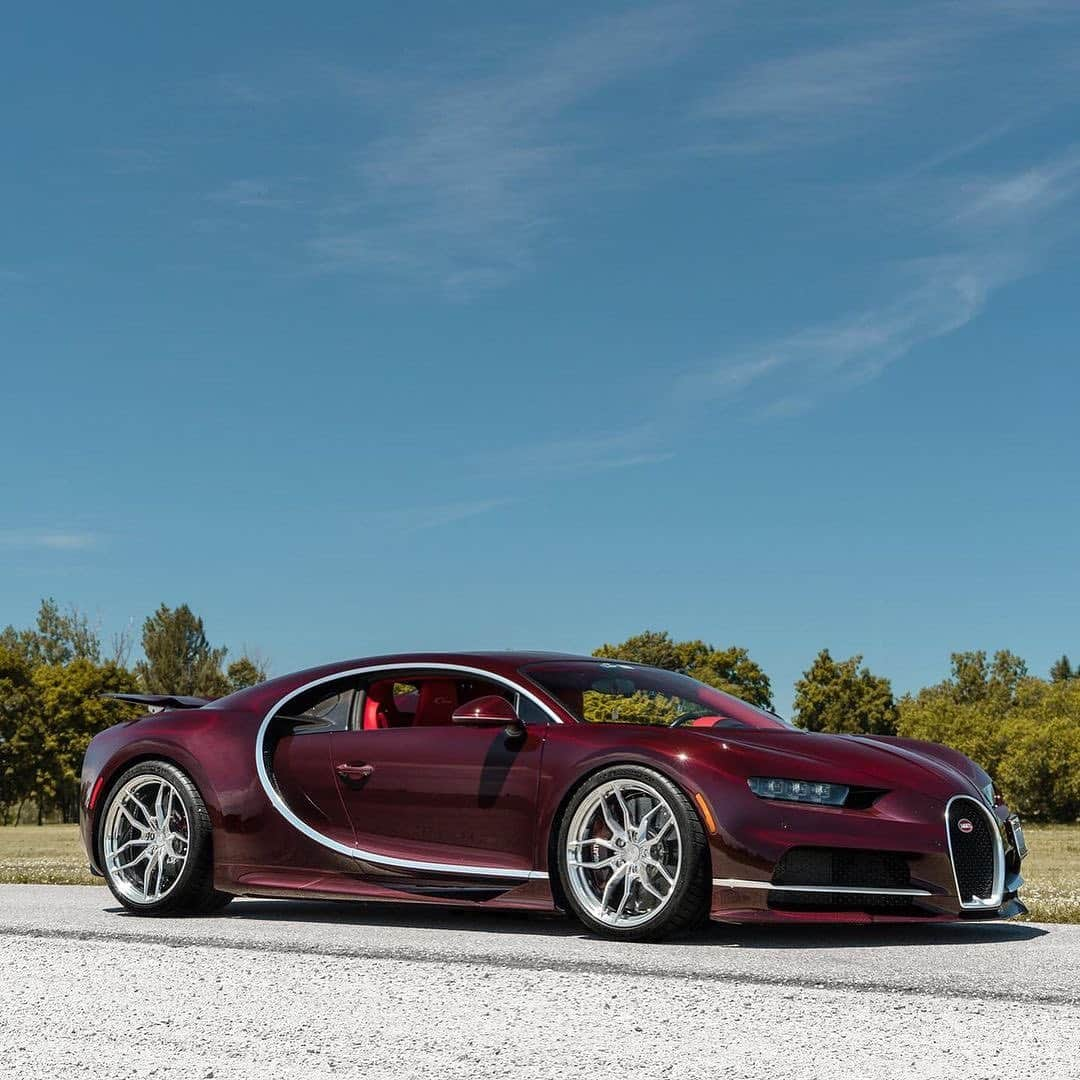 CARLiFESTYLEさんのインスタグラム写真 - (CARLiFESTYLEInstagram)「Bugatti Chiron sitting on @anrkywheels 😍 What do you think? #carlifestyle #chiron #bugatti」1月30日 7時49分 - carlifestyle